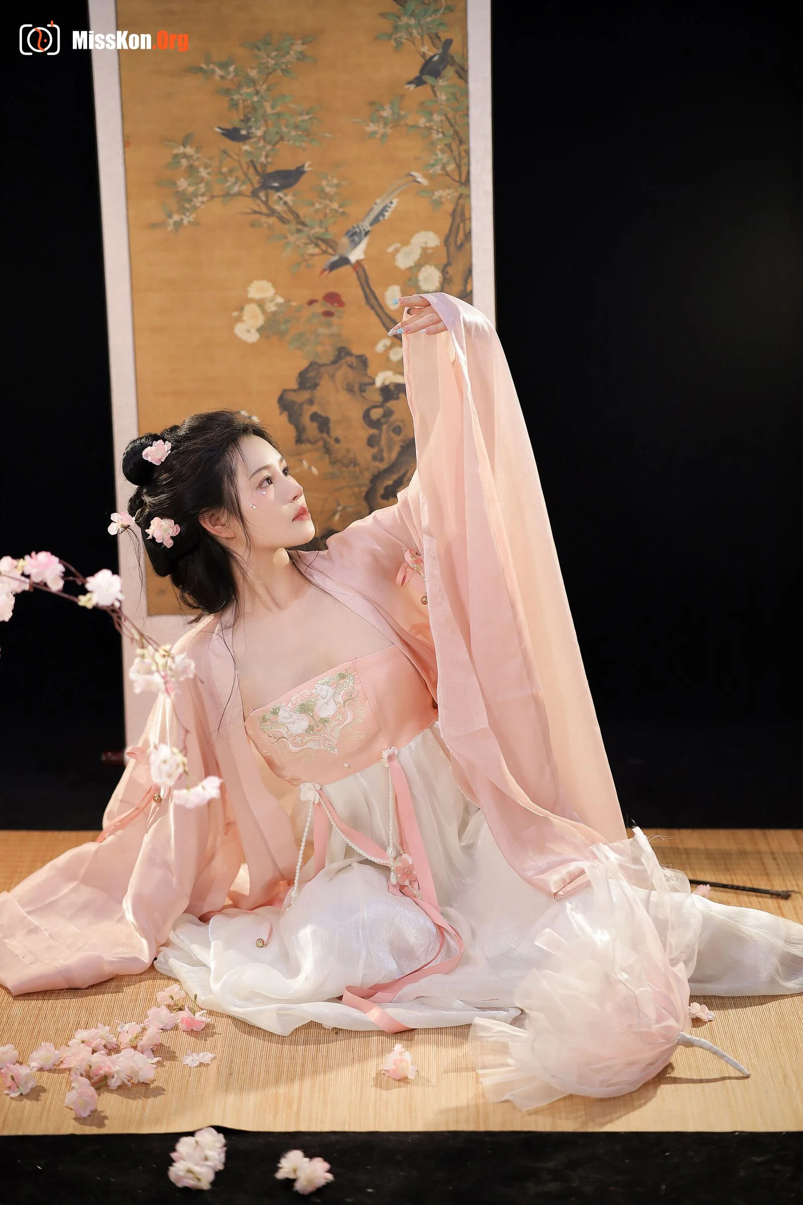 Tao Nuan: Dreaming in neon clothes - Photo 11