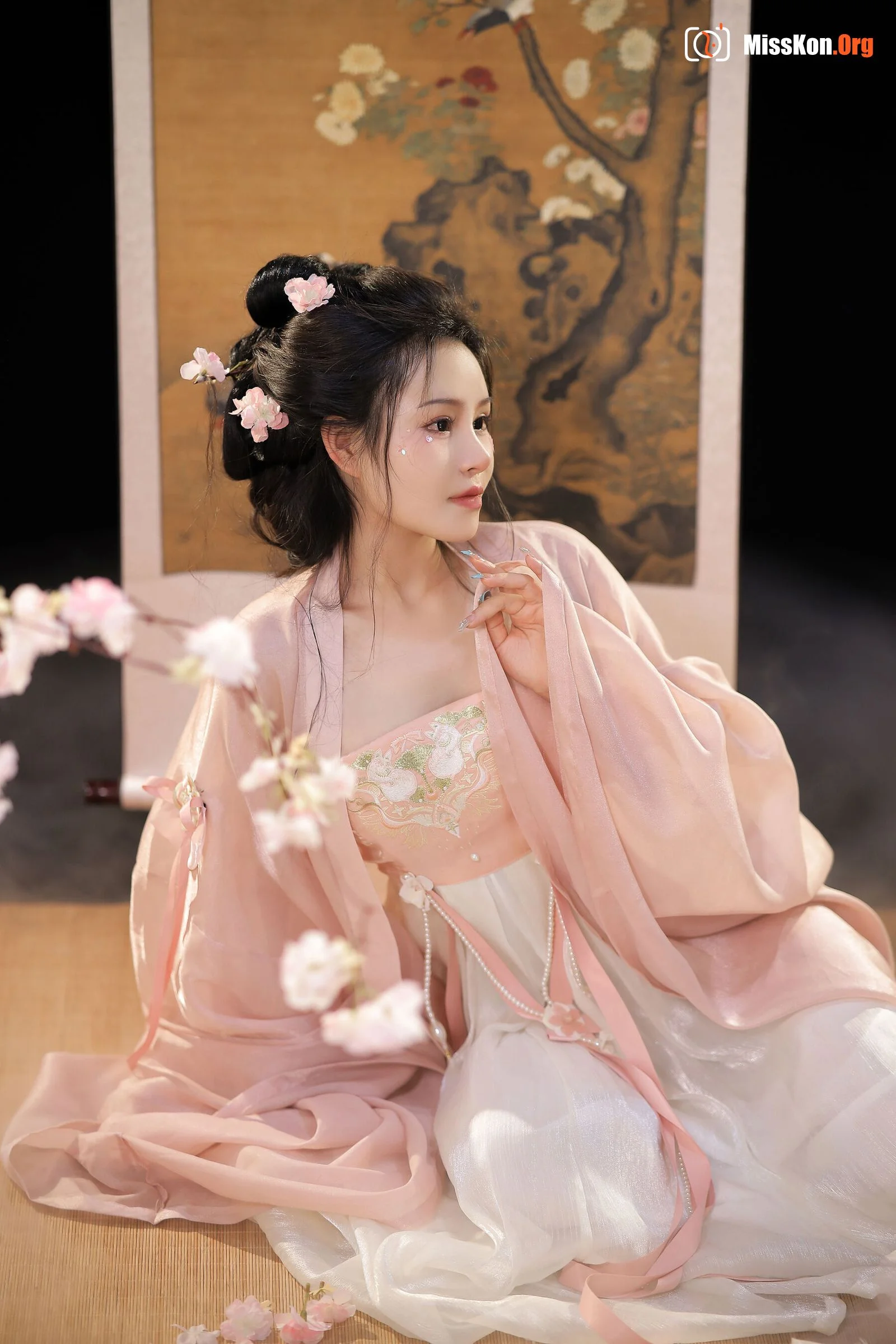 Tao Nuan: Dreaming in neon clothes - Photo 12
