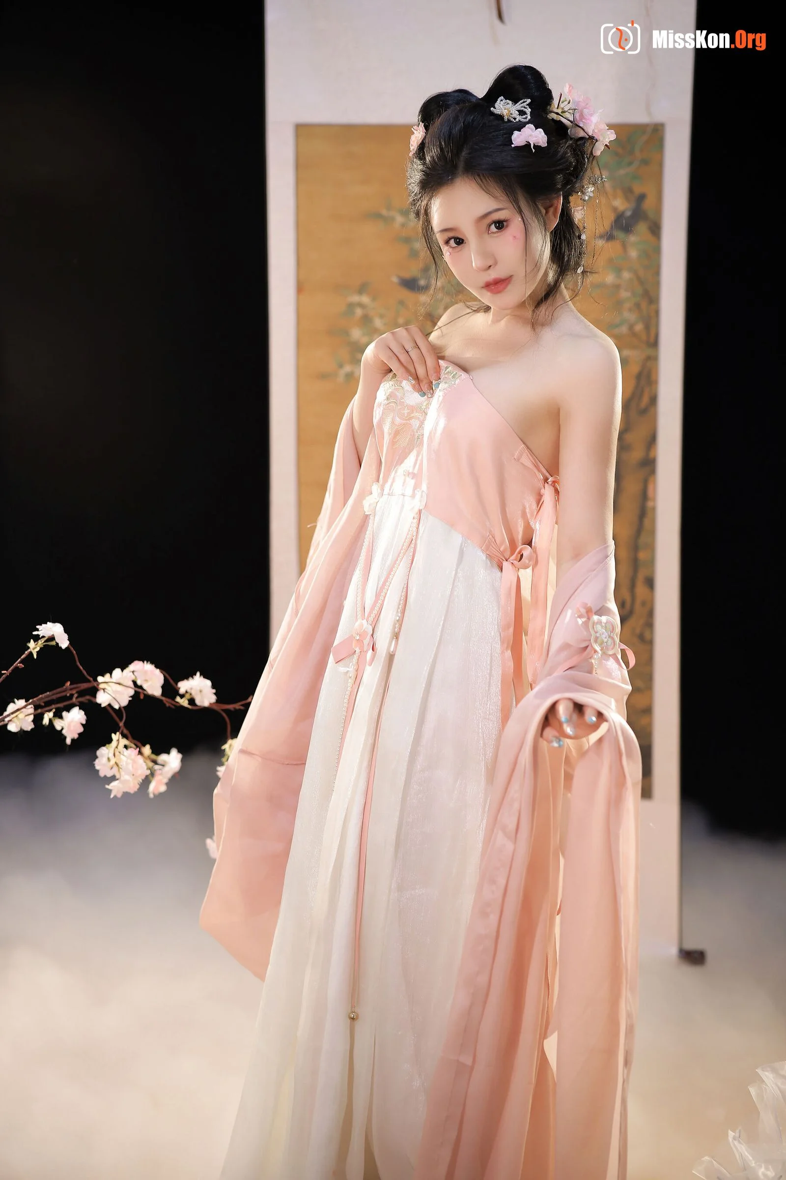 Tao Nuan: Dreaming in neon clothes - Photo 15