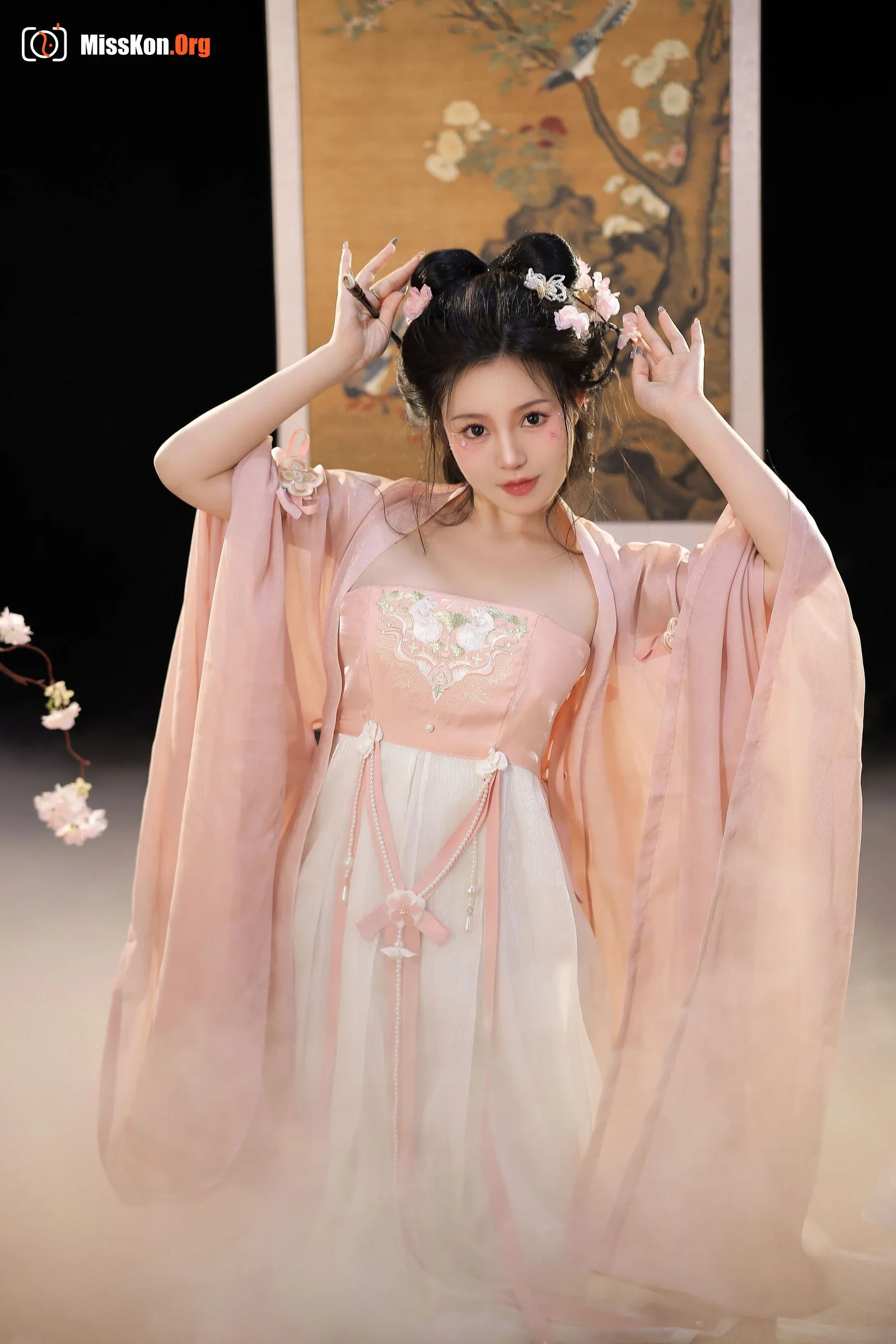 Tao Nuan: Dreaming in neon clothes - Photo 8