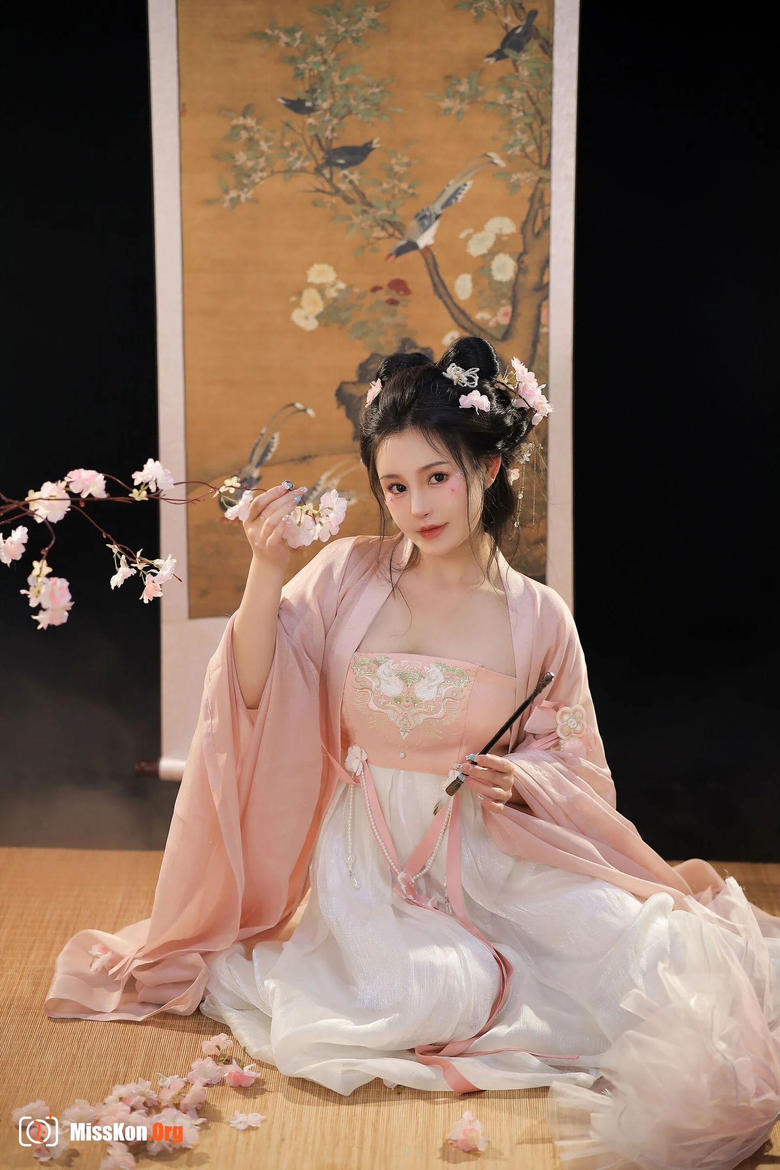 Tao Nuan: Dreaming in neon clothes - Photo 9
