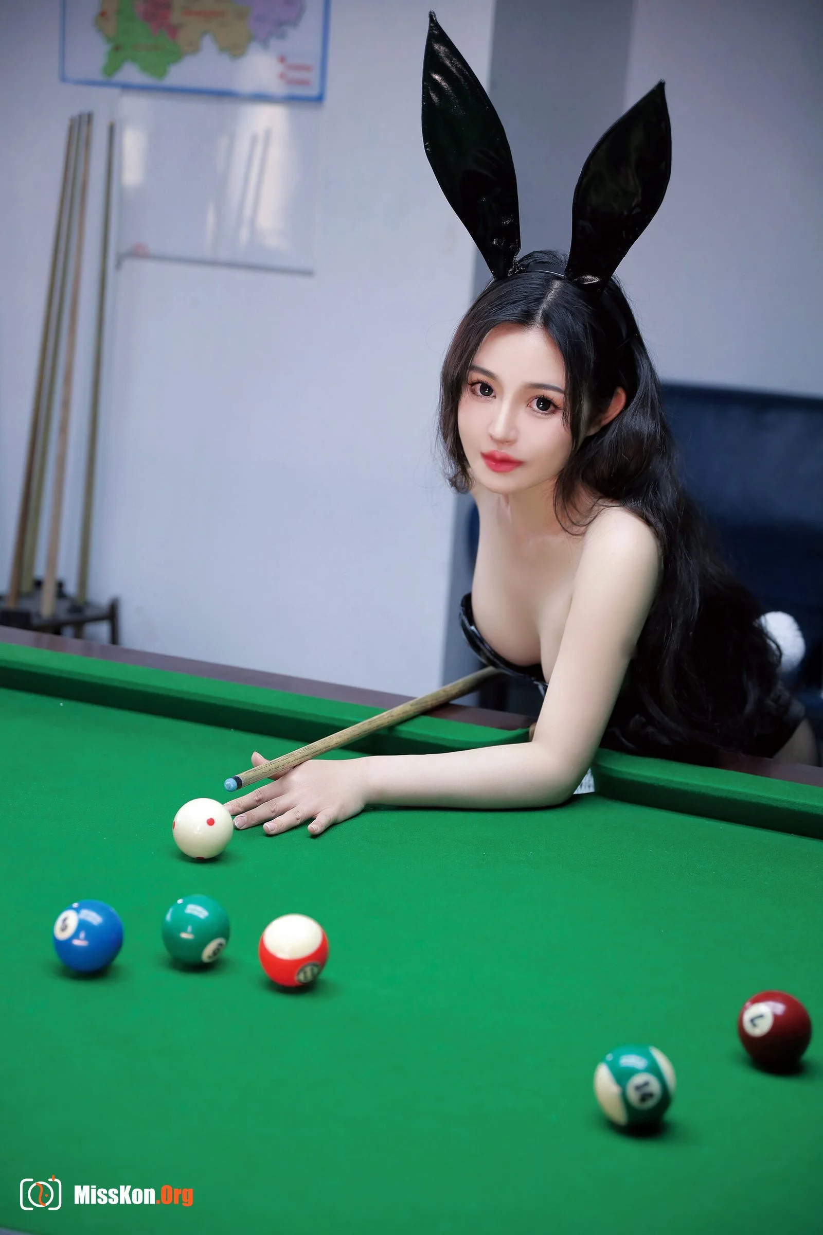 Tao Nuan: Pool girl - Photo 13