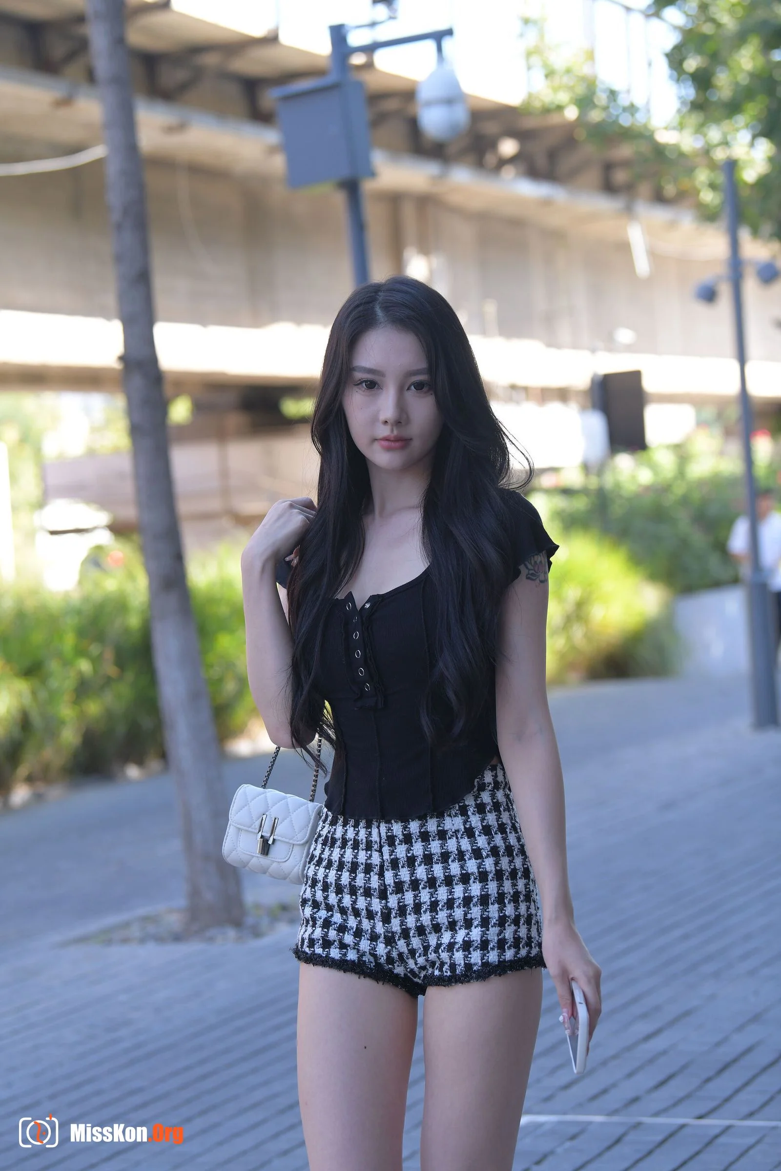 The girl who doesn't want to be late (Magic Mirror Street Photography: A moose) - Photo 11
