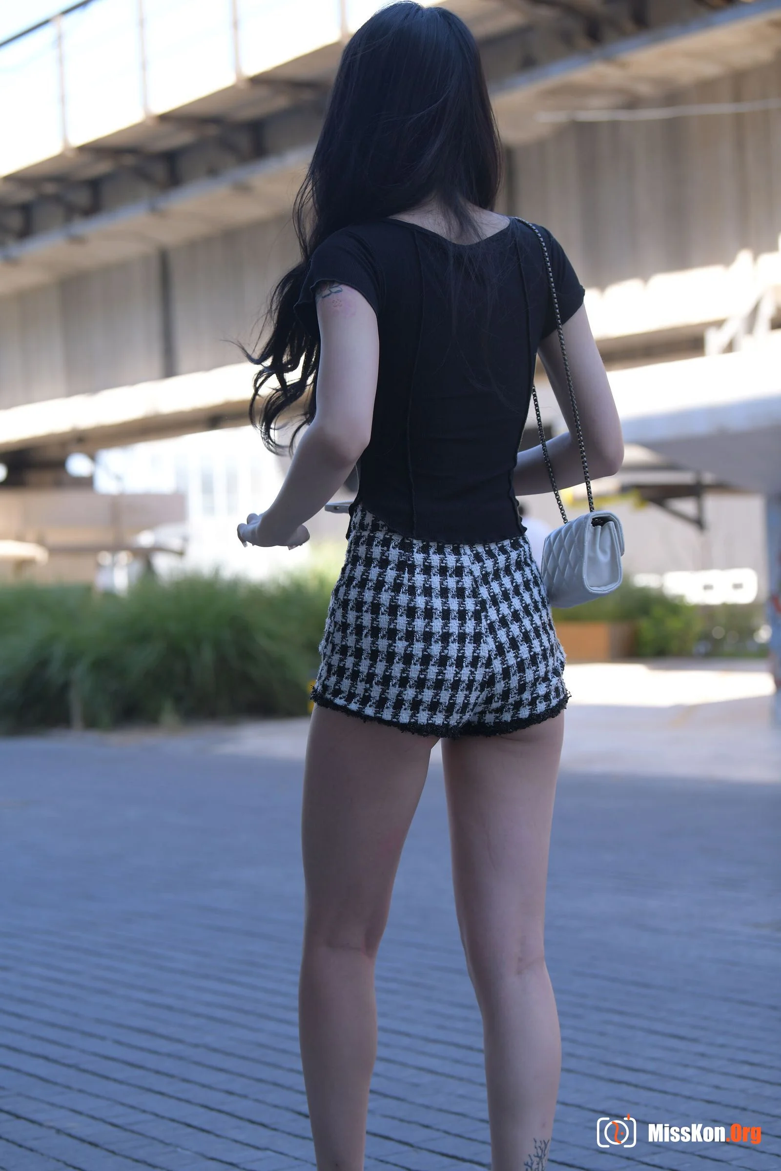 The girl who doesn't want to be late (Magic Mirror Street Photography: A moose) - Photo 15