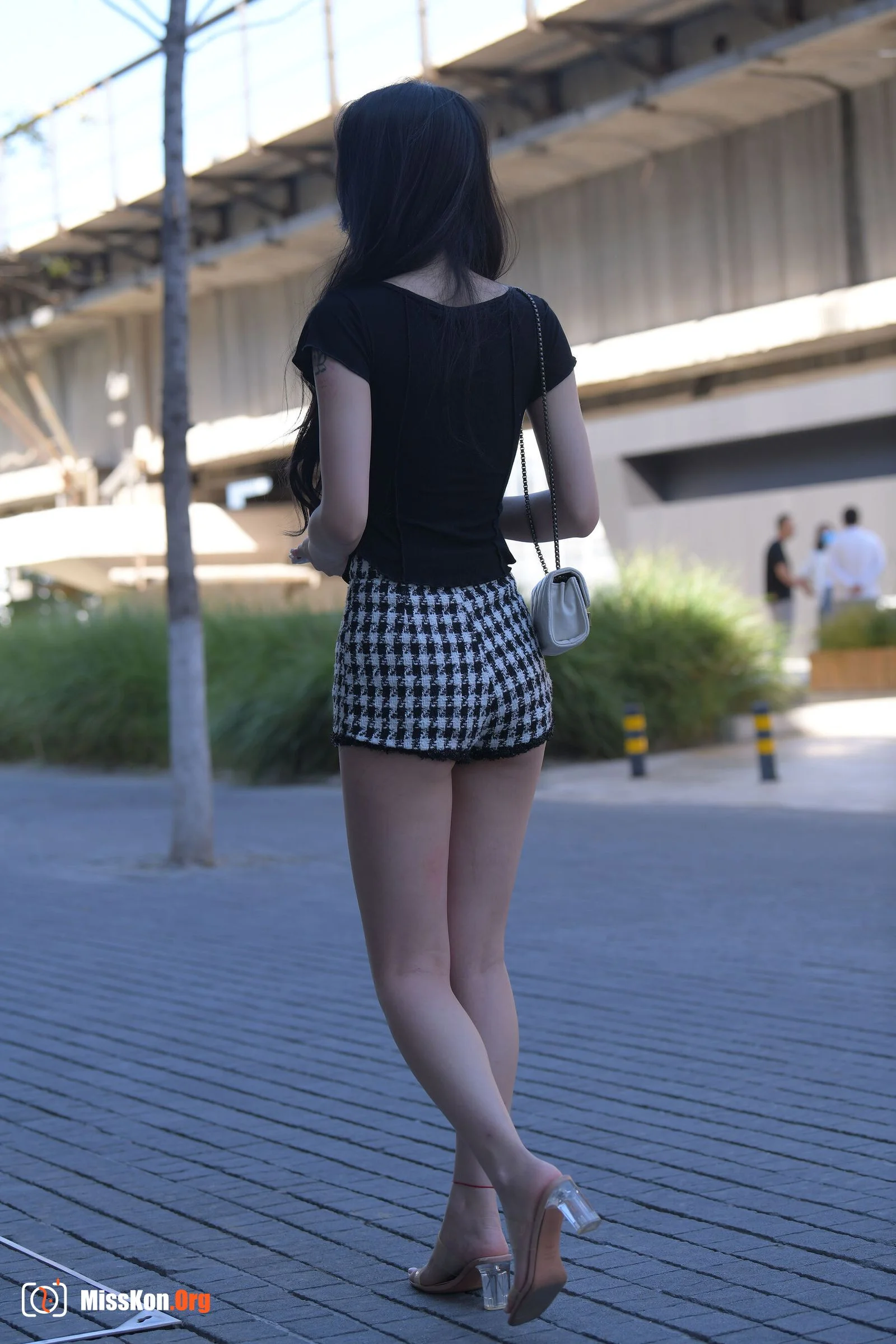 The girl who doesn't want to be late (Magic Mirror Street Photography: A moose) - Photo 17