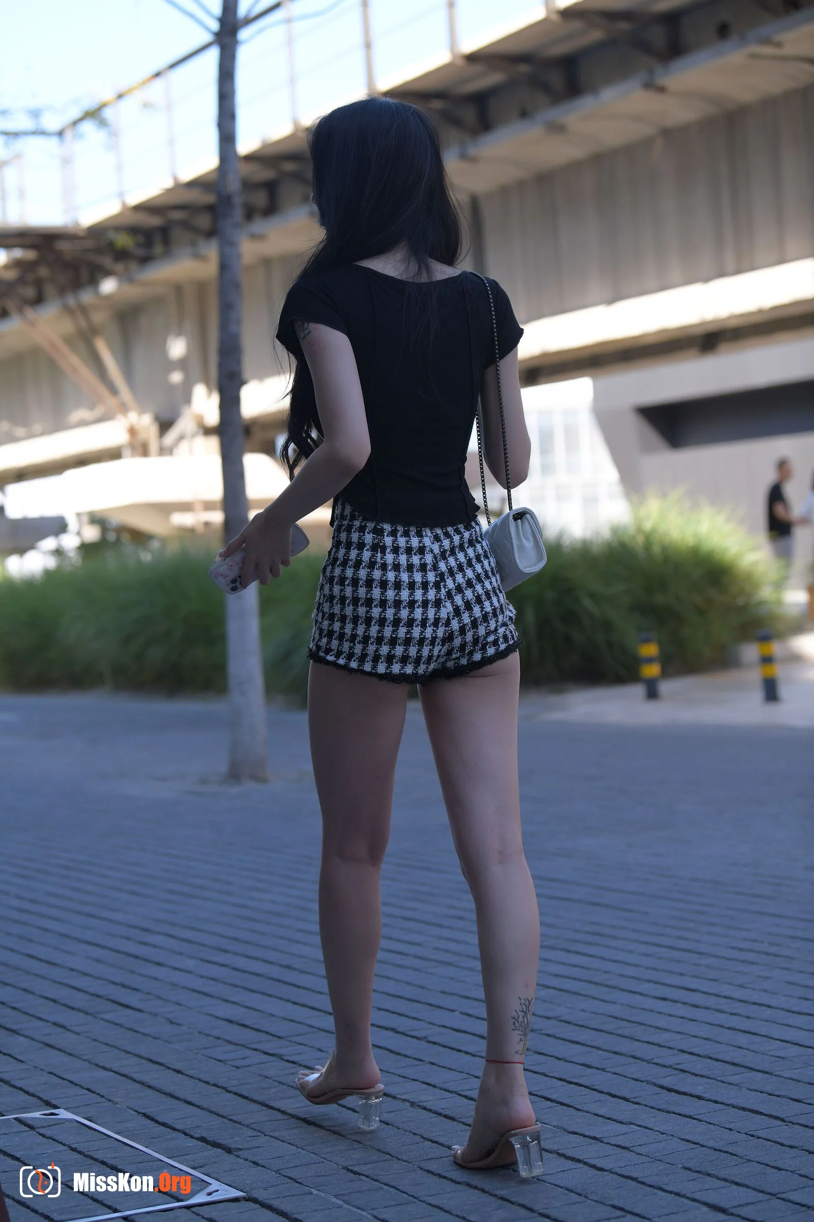 The girl who doesn't want to be late (Magic Mirror Street Photography: A moose) - Photo 18
