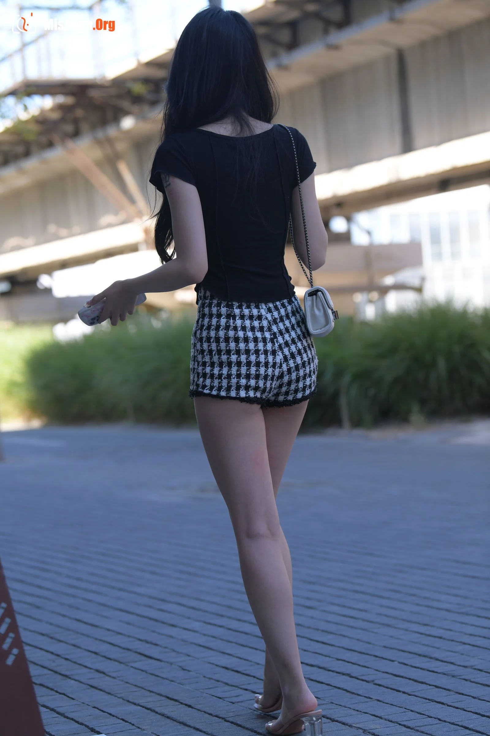 The girl who doesn't want to be late (Magic Mirror Street Photography: A moose) - Photo 19