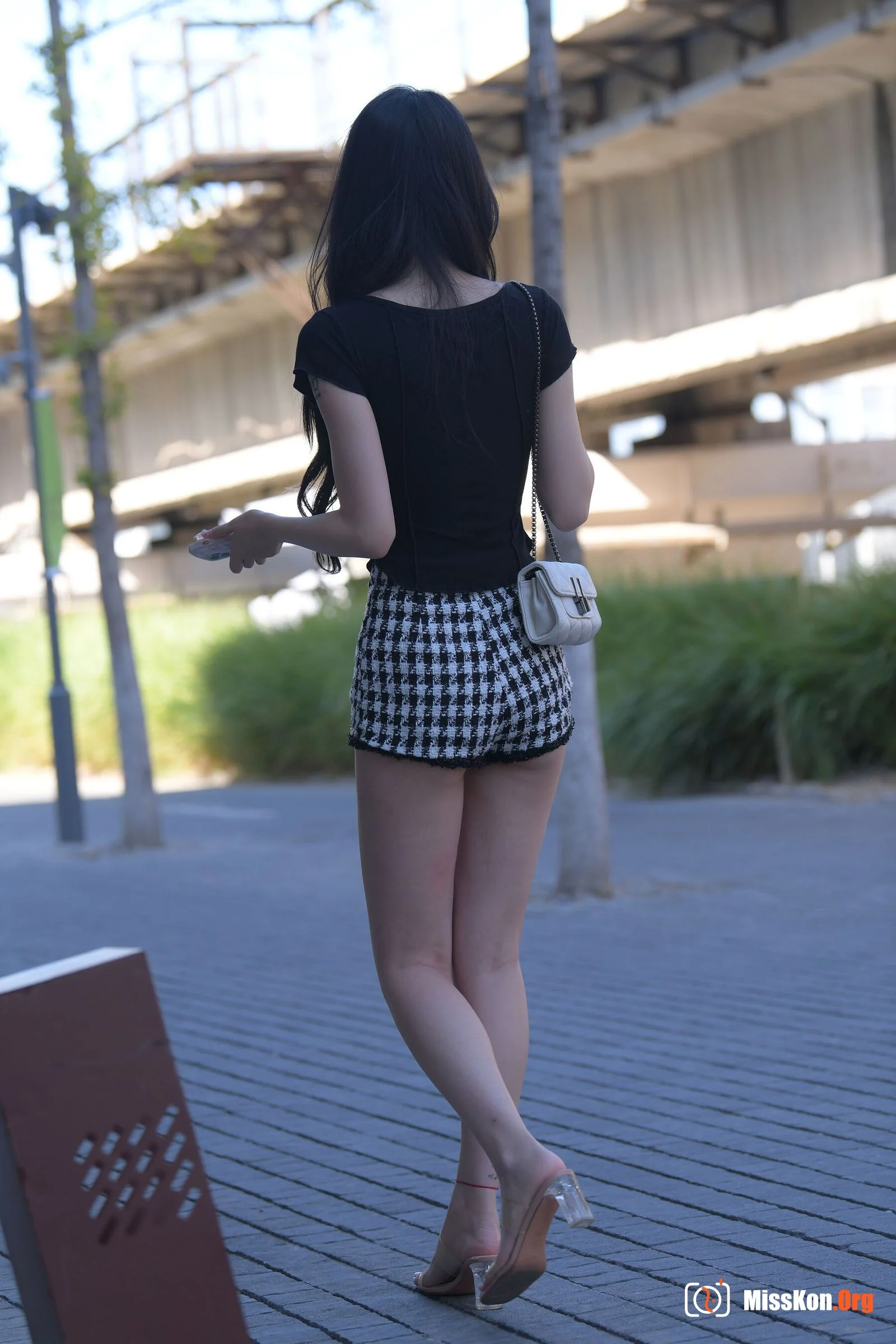 The girl who doesn't want to be late (Magic Mirror Street Photography: A moose) - Photo 20