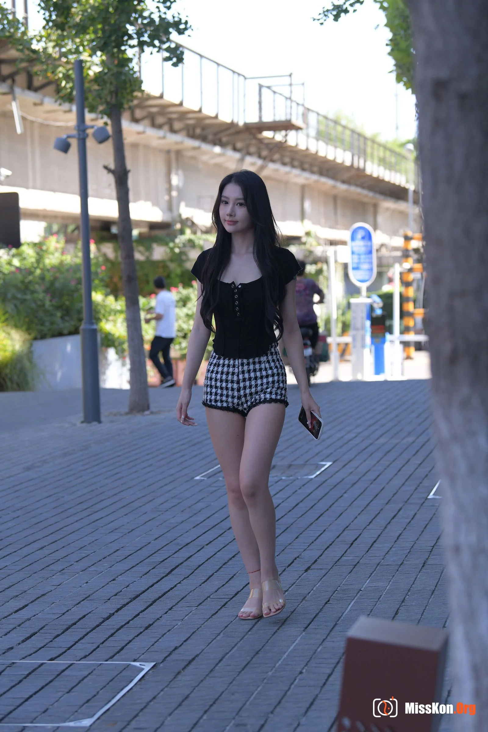 The girl who doesn't want to be late (Magic Mirror Street Photography: A moose) - Photo 7