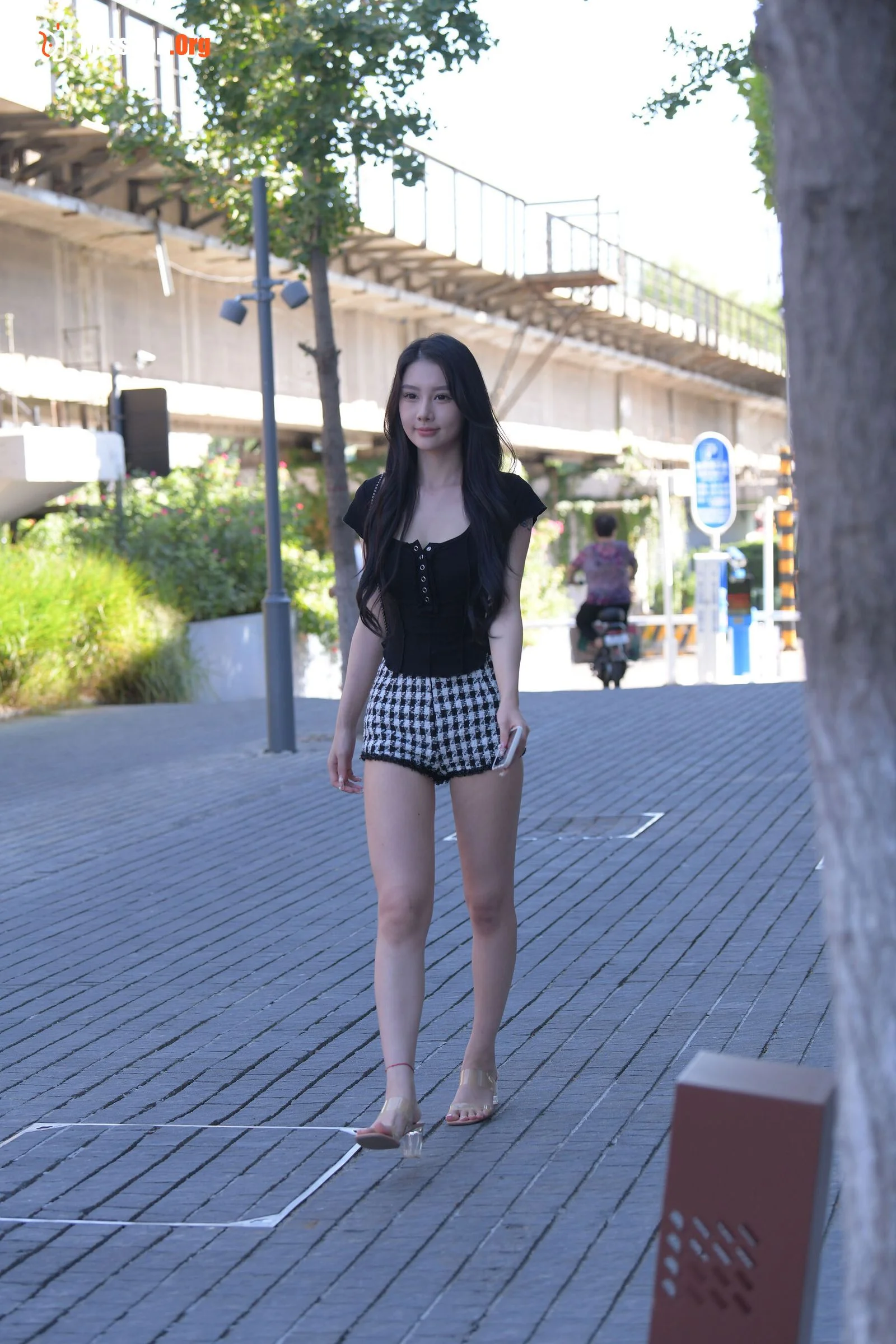The girl who doesn't want to be late (Magic Mirror Street Photography: A moose) - Photo 8