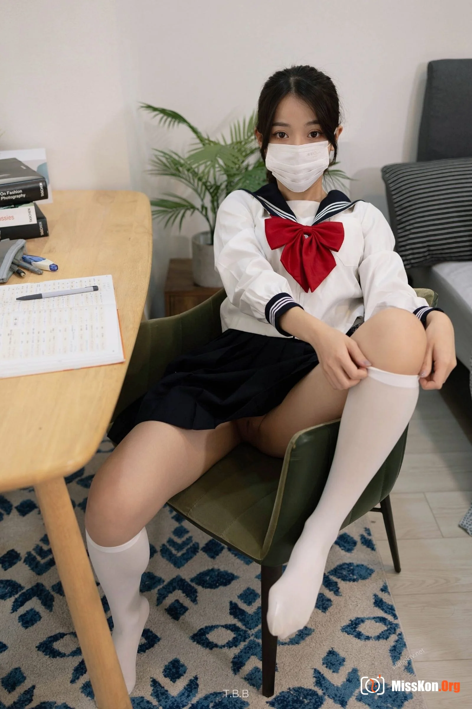The innocent student girl is not wearing any underwear and seduces the male tutor after class! - Photo 10