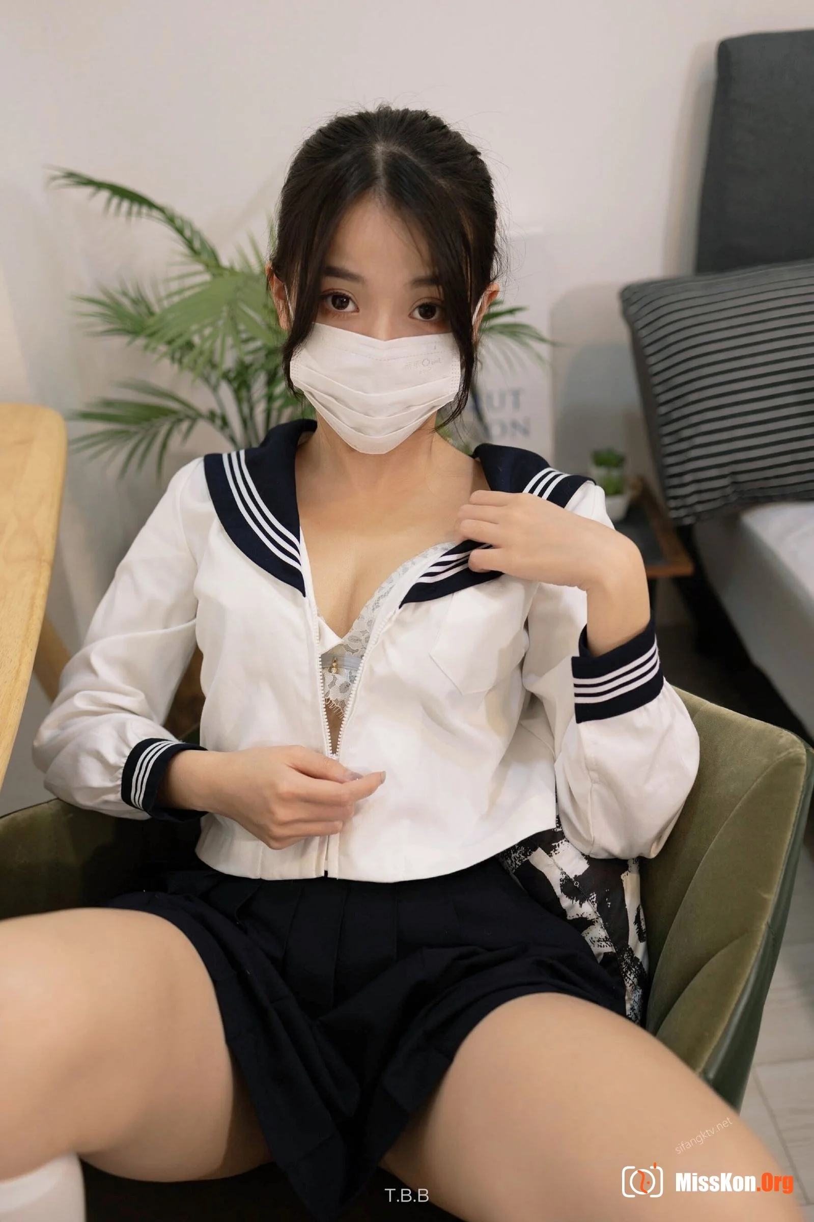 The innocent student girl is not wearing any underwear and seduces the male tutor after class! - Photo 17