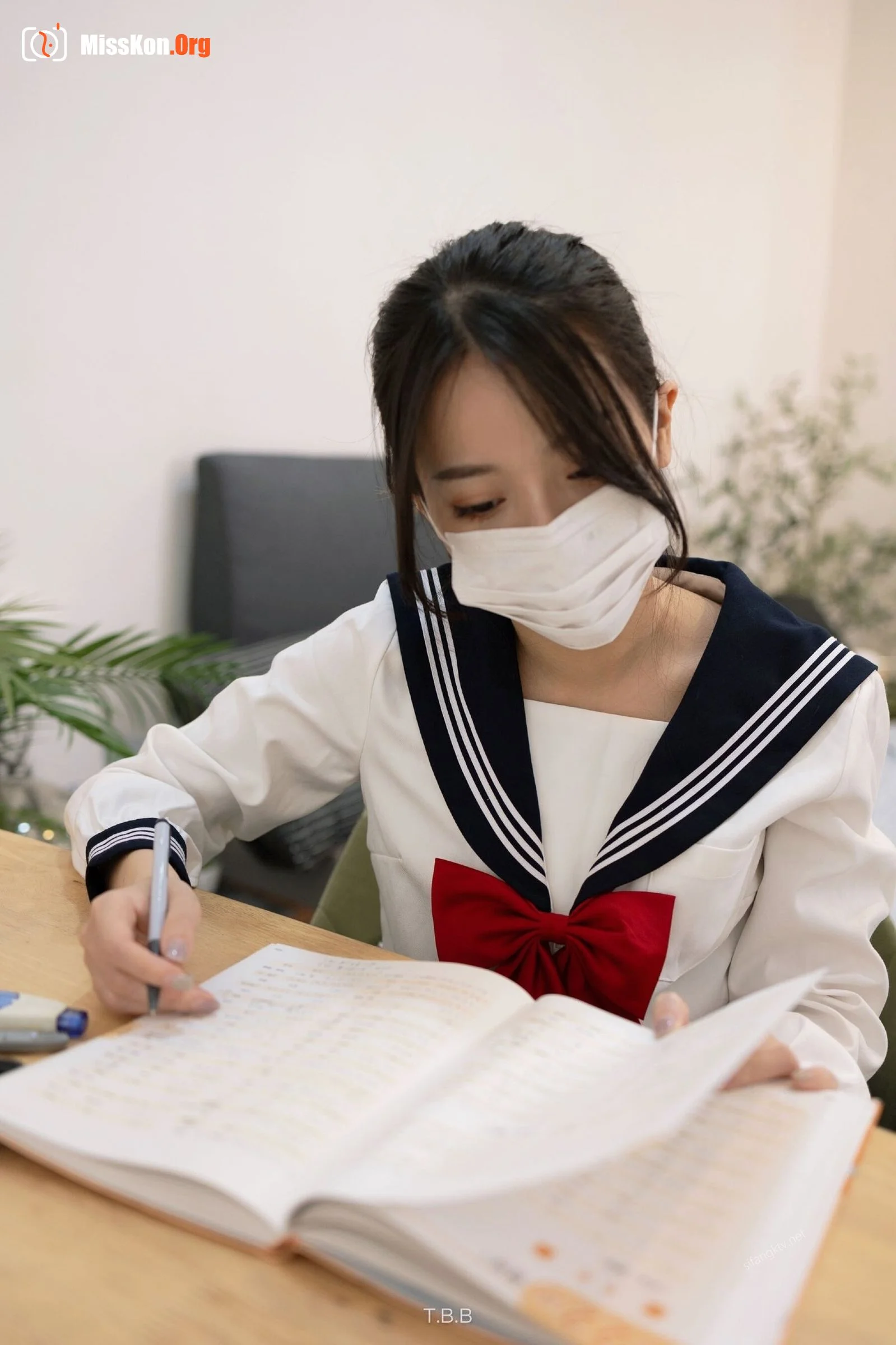 The innocent student girl is not wearing any underwear and seduces the male tutor after class! - Photo 8
