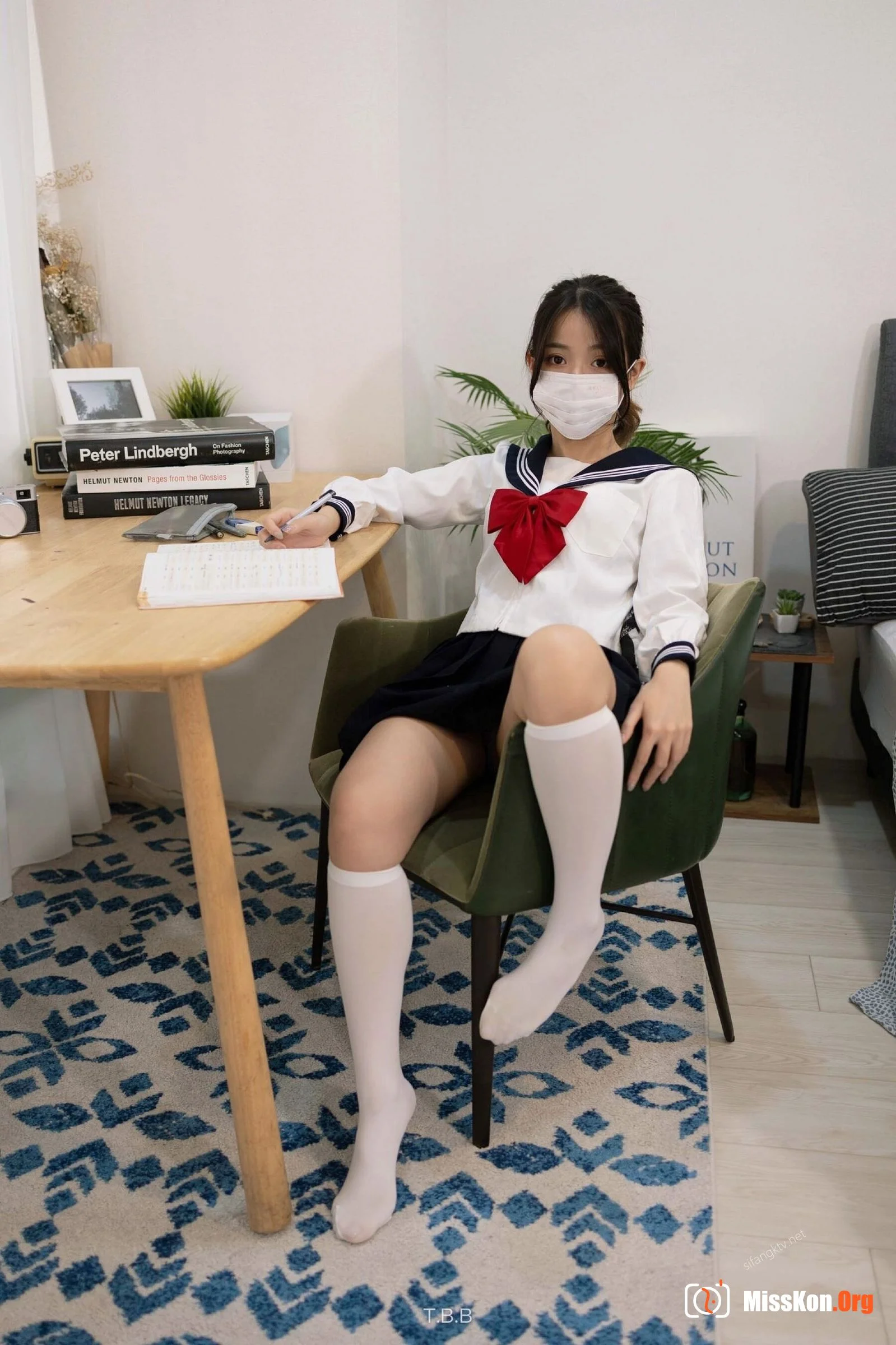 The innocent student girl is not wearing any underwear and seduces the male tutor after class! - Photo 9