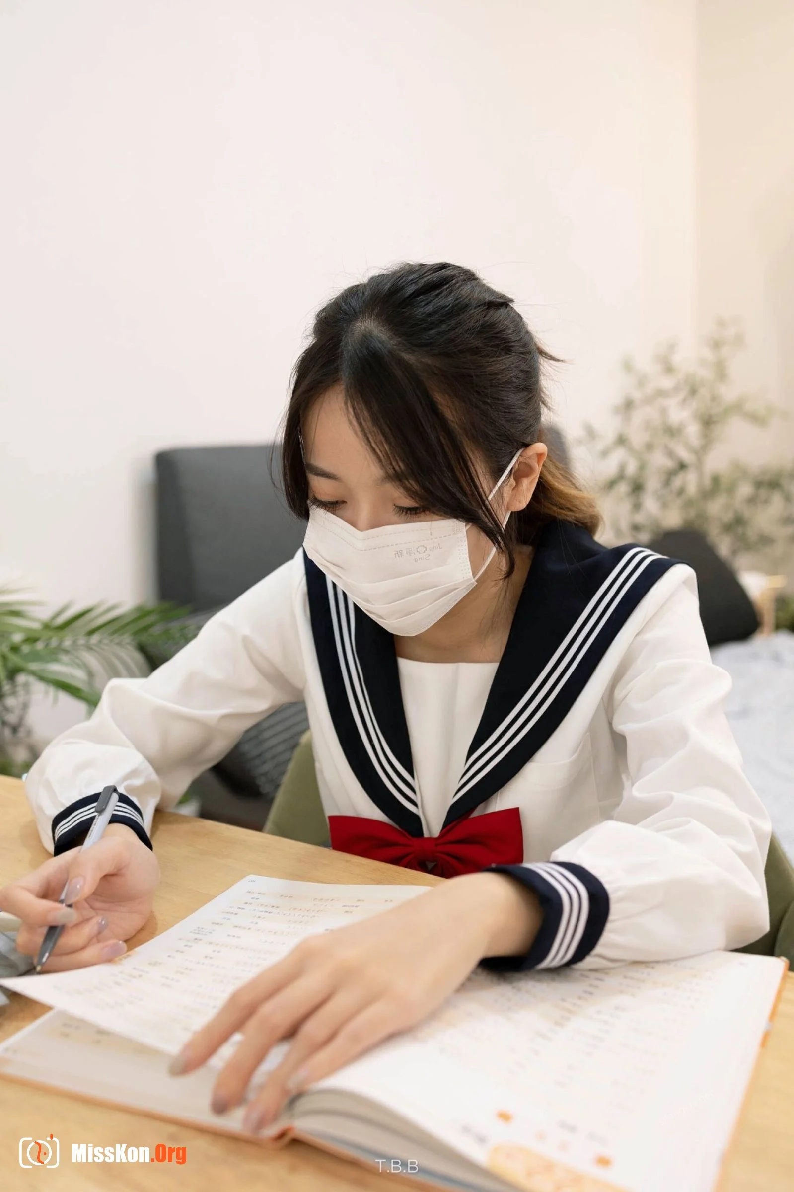清纯学生妹没穿内裤，课后色诱男家教！ - 照片 3