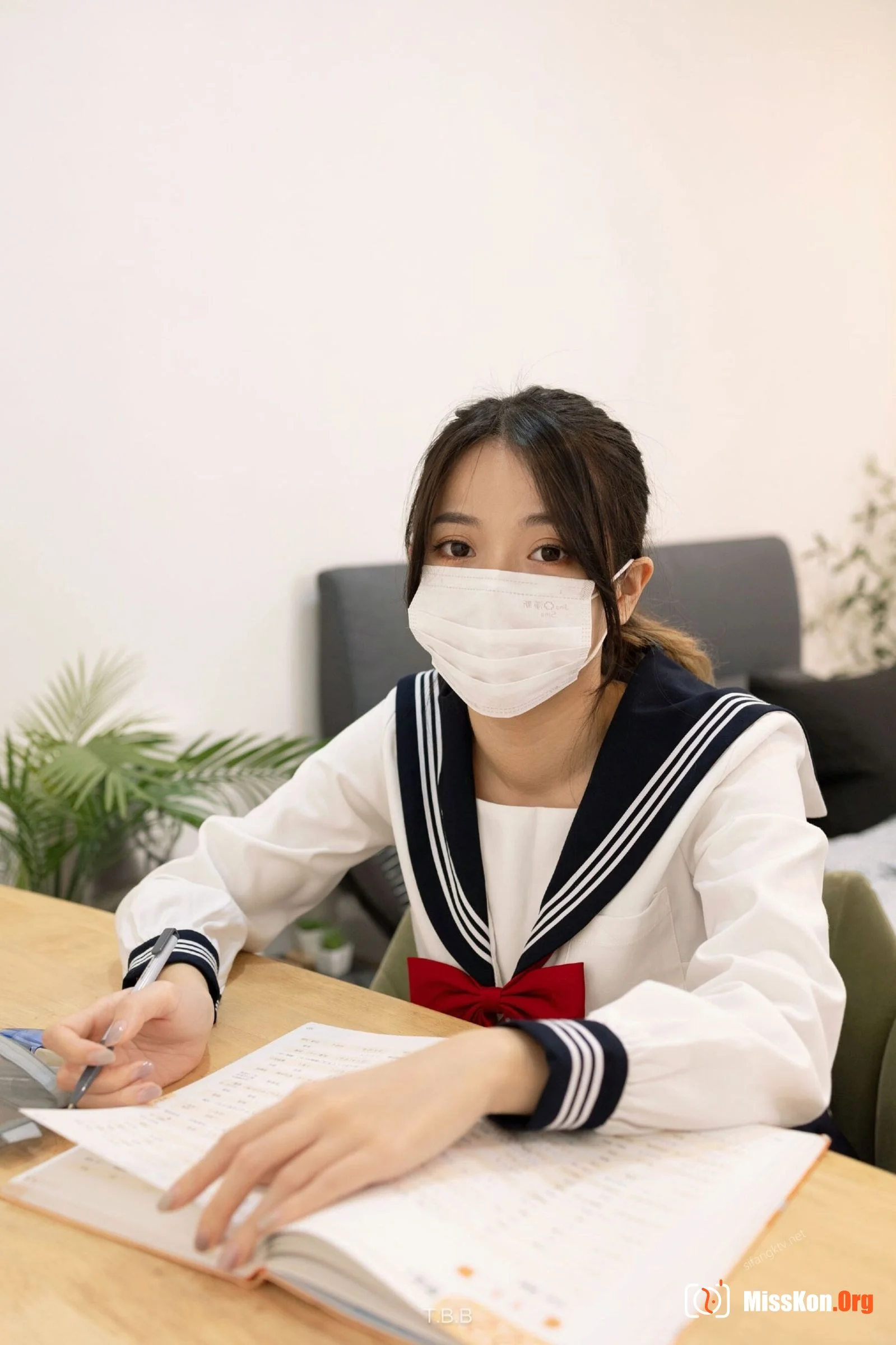清纯学生妹没穿内裤，课后色诱男家教！ - 照片 4