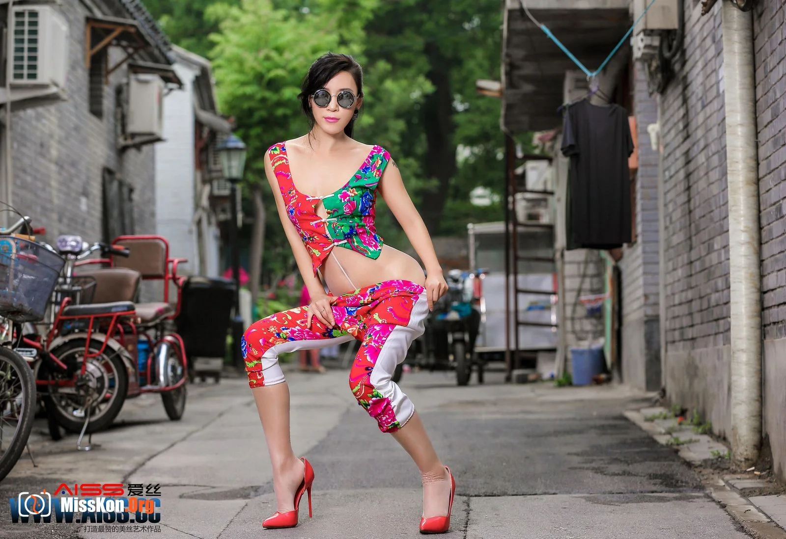 Tian Yiyi: Alley (F5021) - Photo 3
