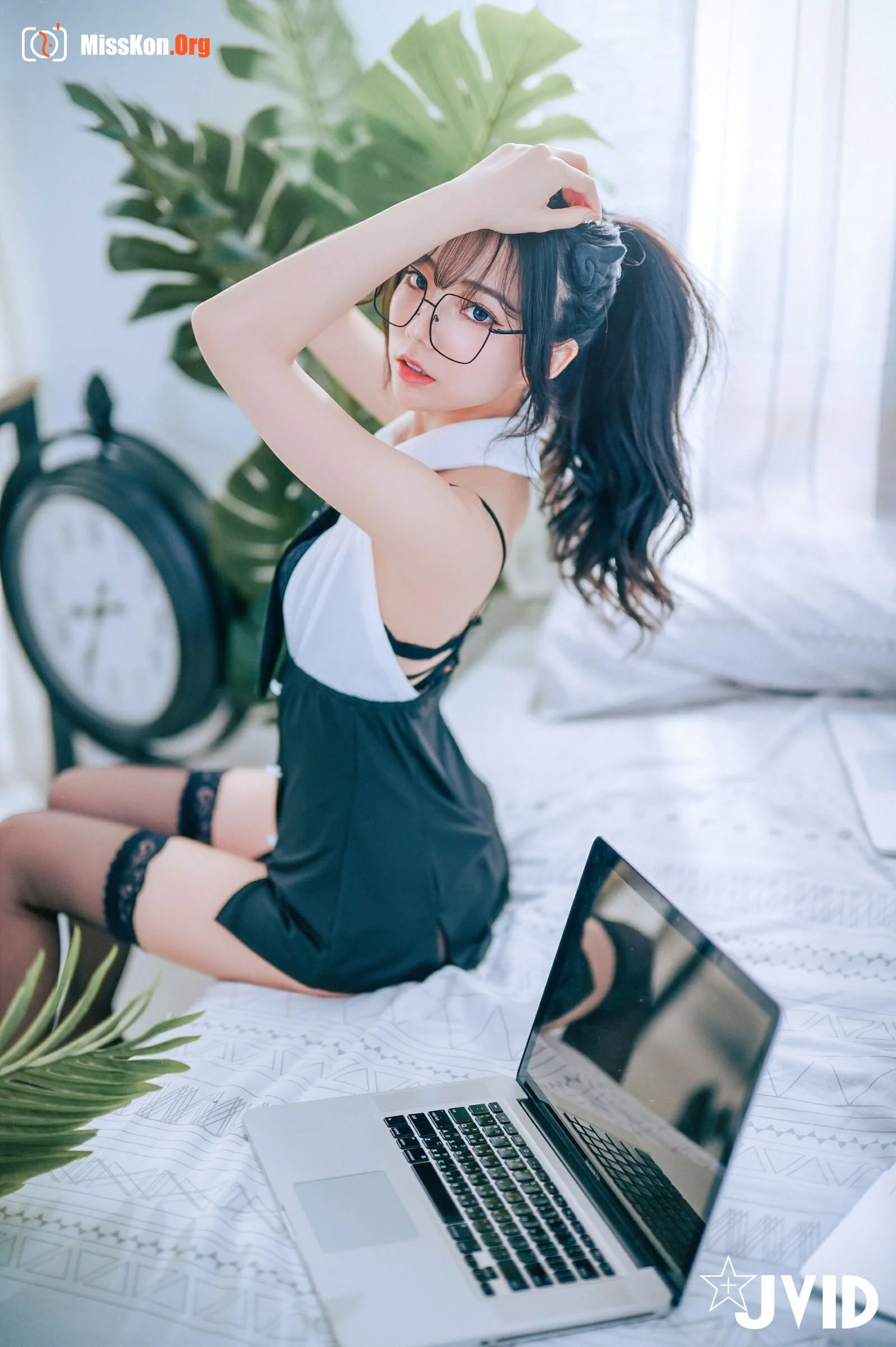 Tweet: Lustful Secretary - Photo 17