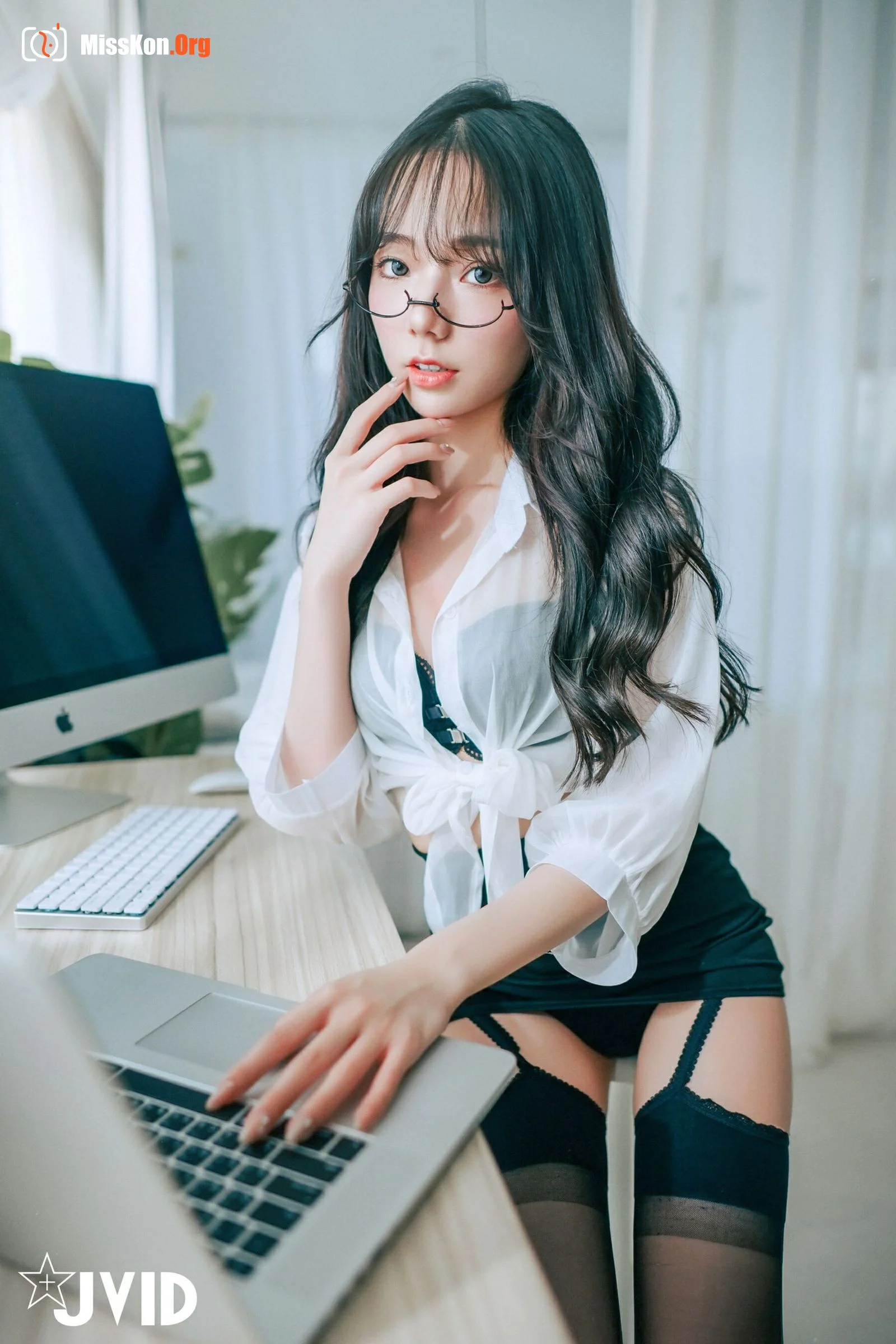 Tweet: Lustful Secretary - Photo 9