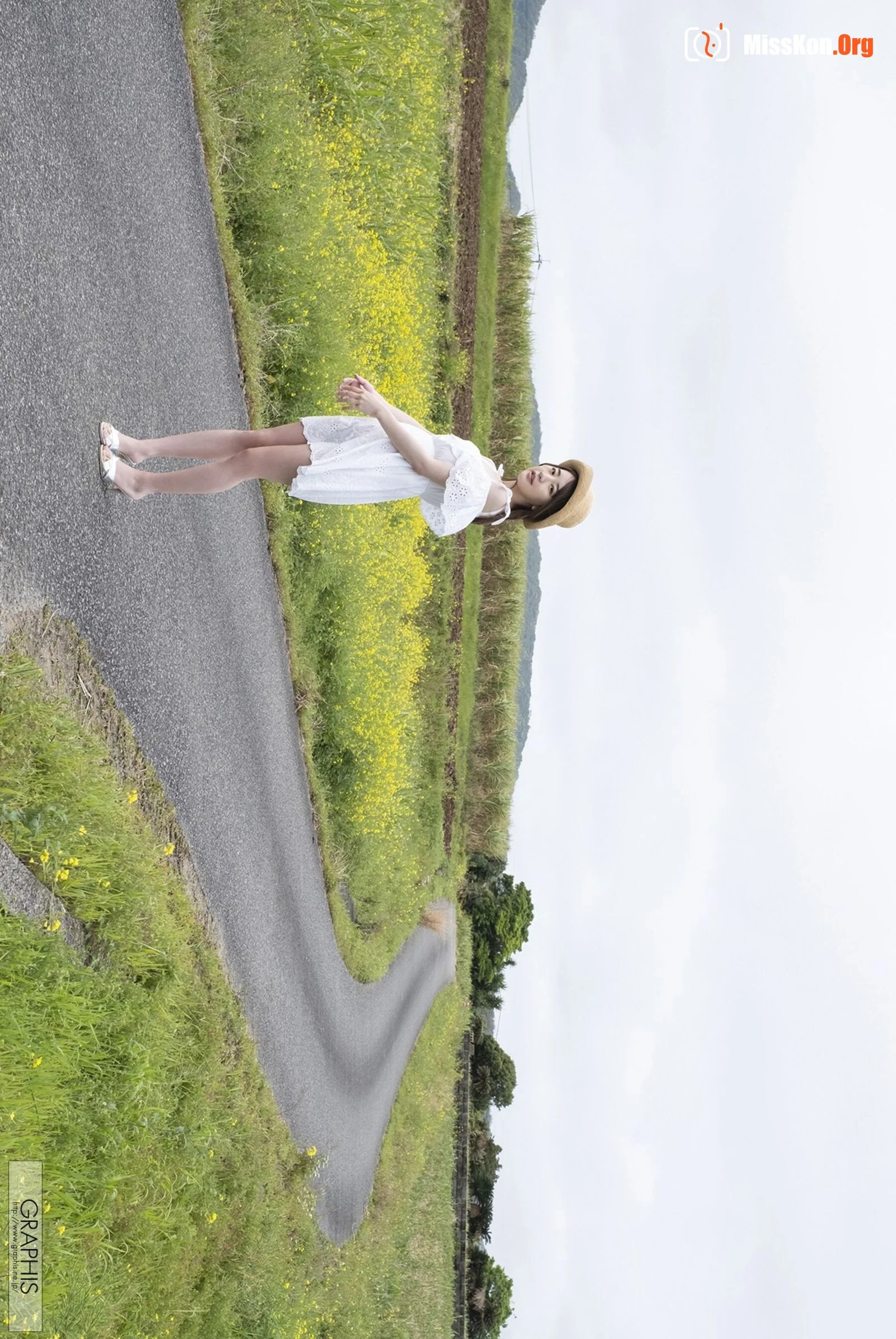 Uno Mirei: Curvaceous - Photo 2