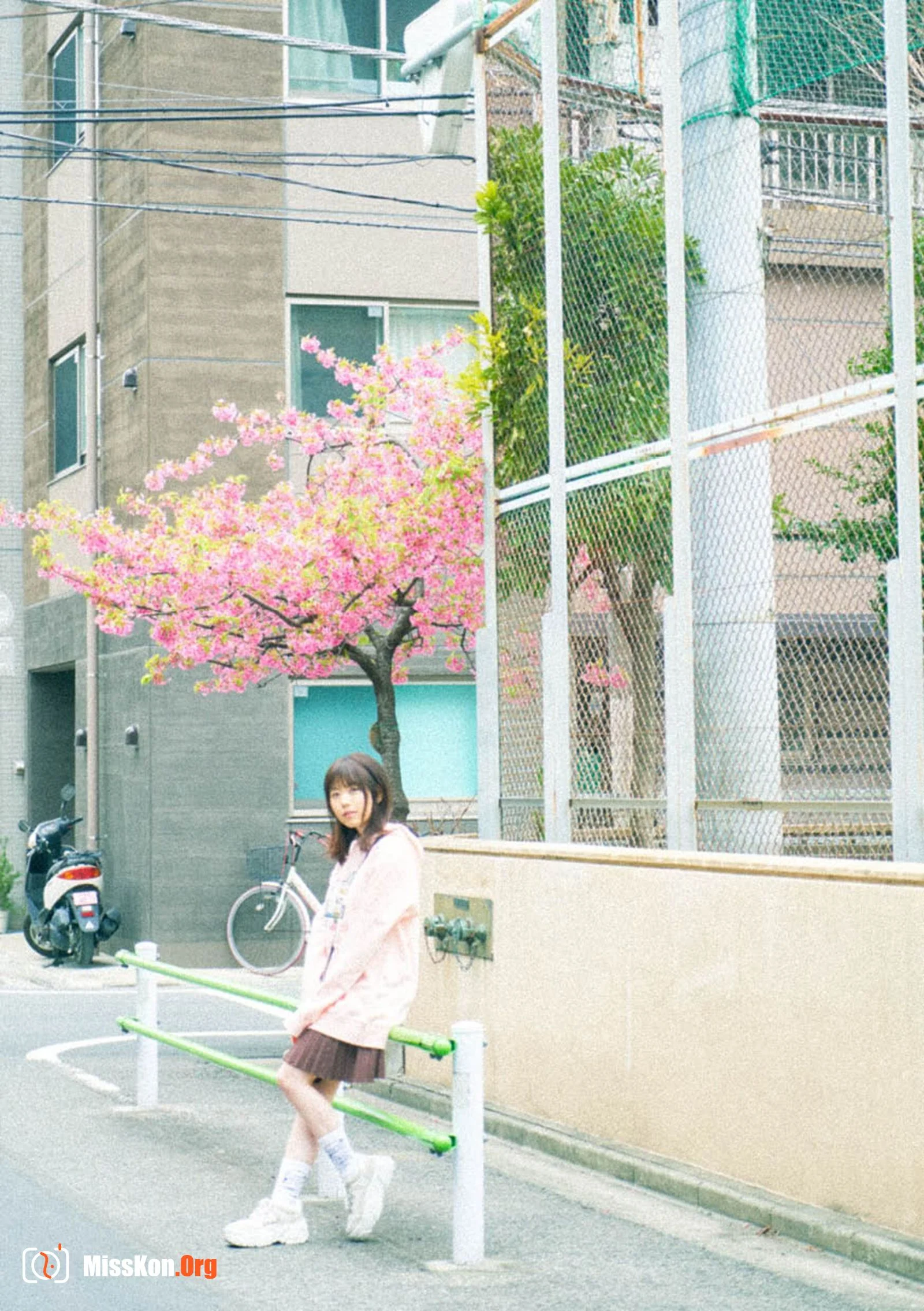 Water cherry: Girl meets street (#NEWLOOK) - Photo 6