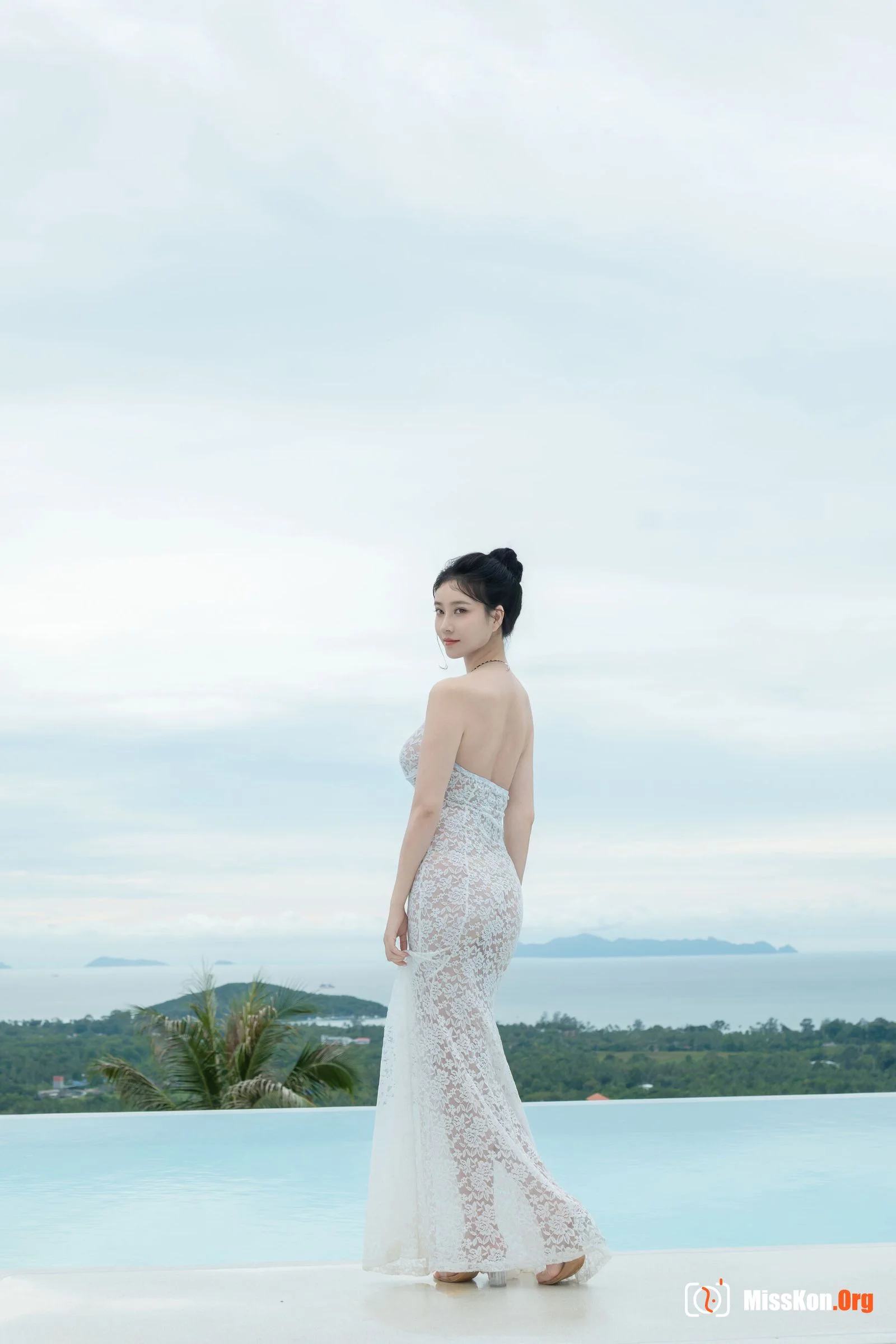 White - Photo 26