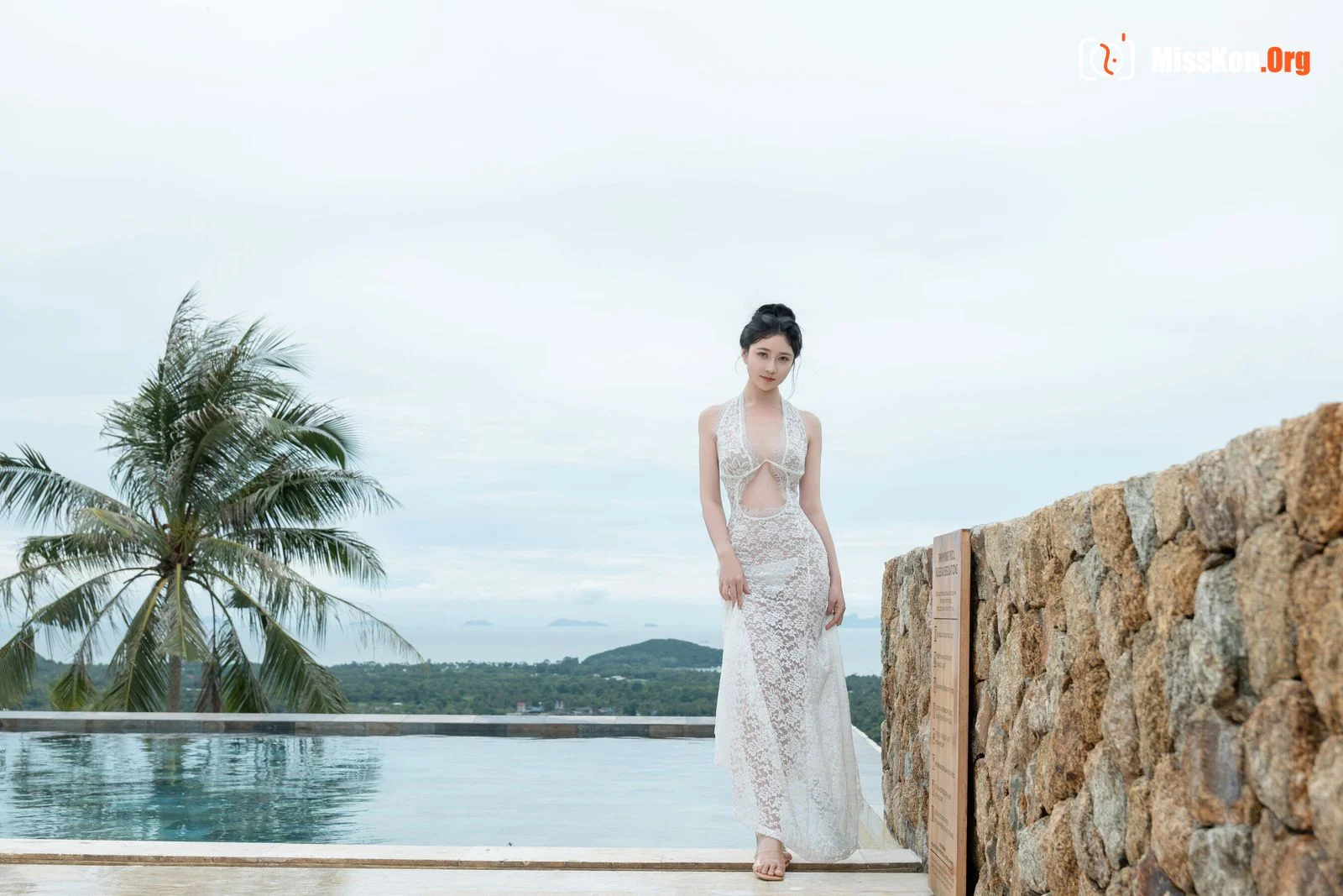 White - Photo 8