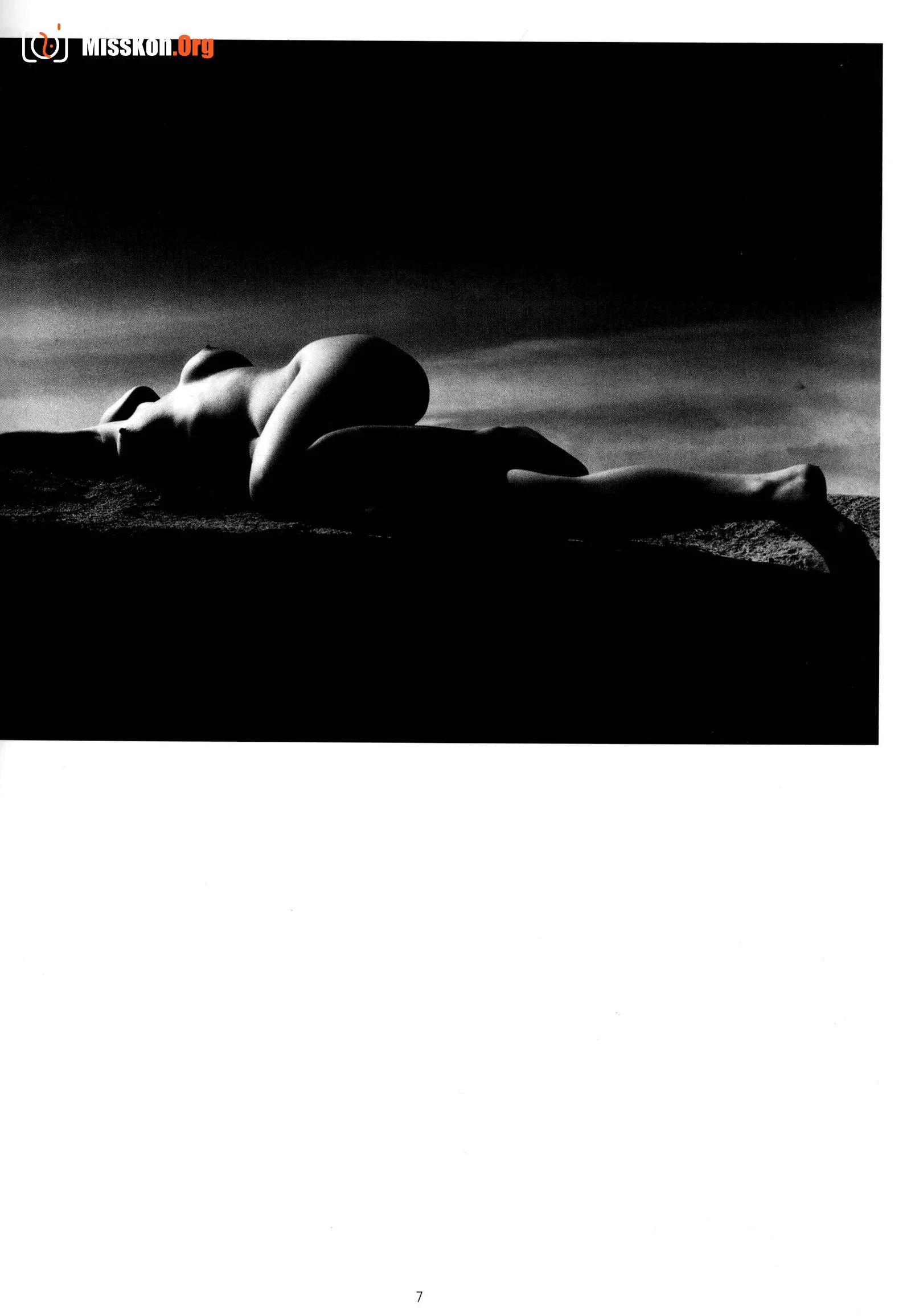 White as snow, black and white human body photography art - Photo 10