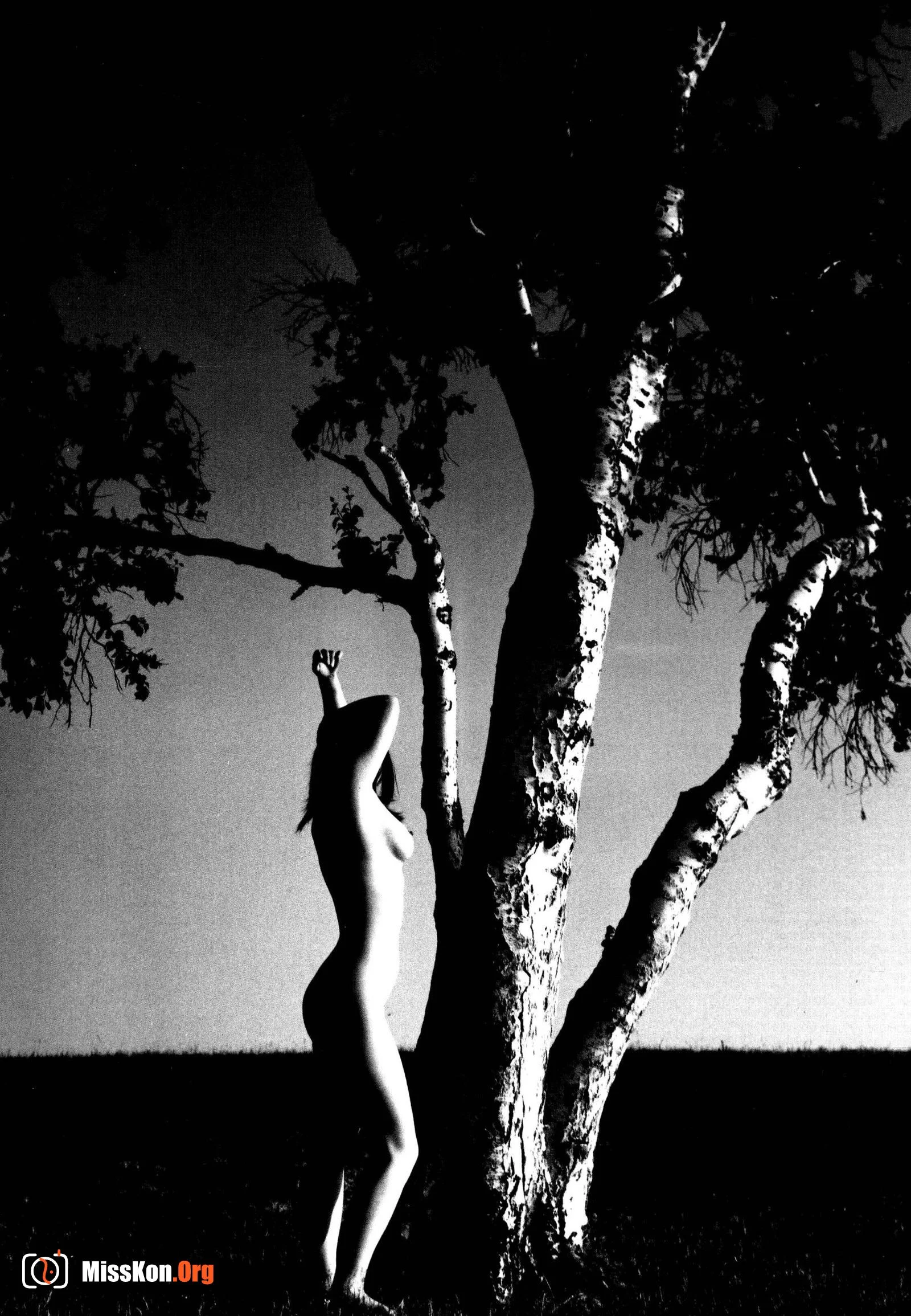 White as snow, black and white human body photography art - Photo 11