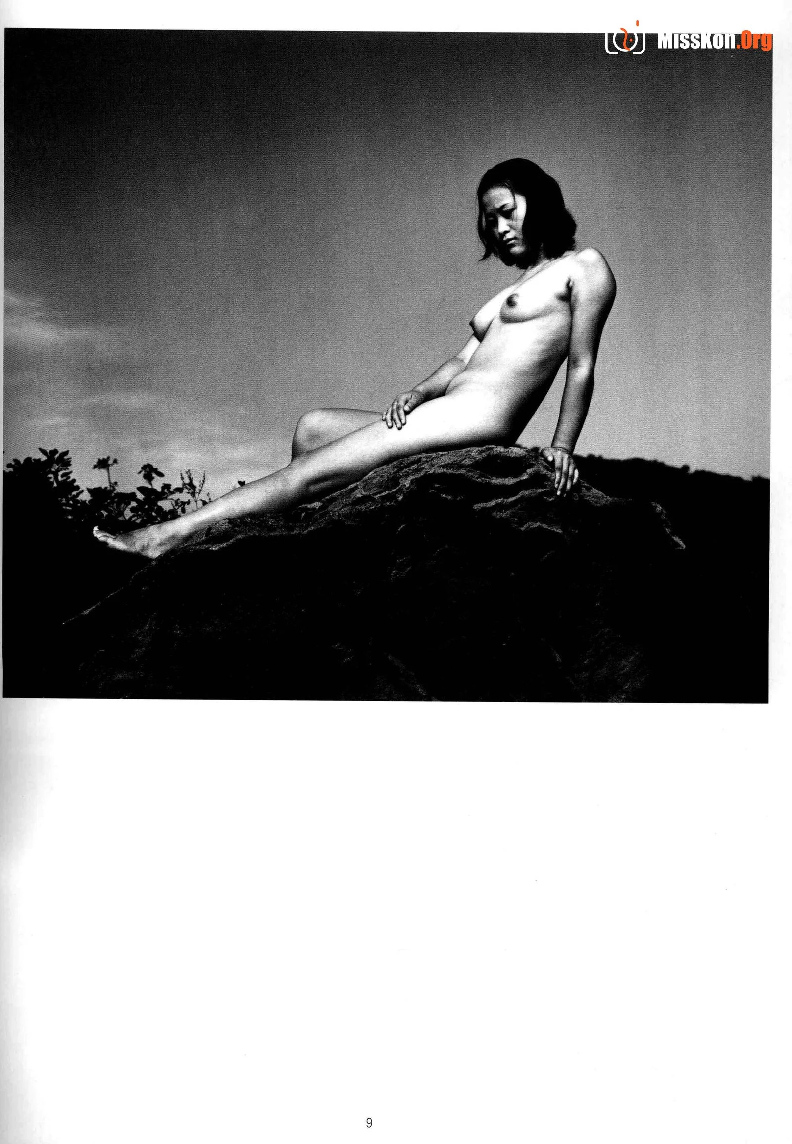 White as snow, black and white human body photography art - Photo 12