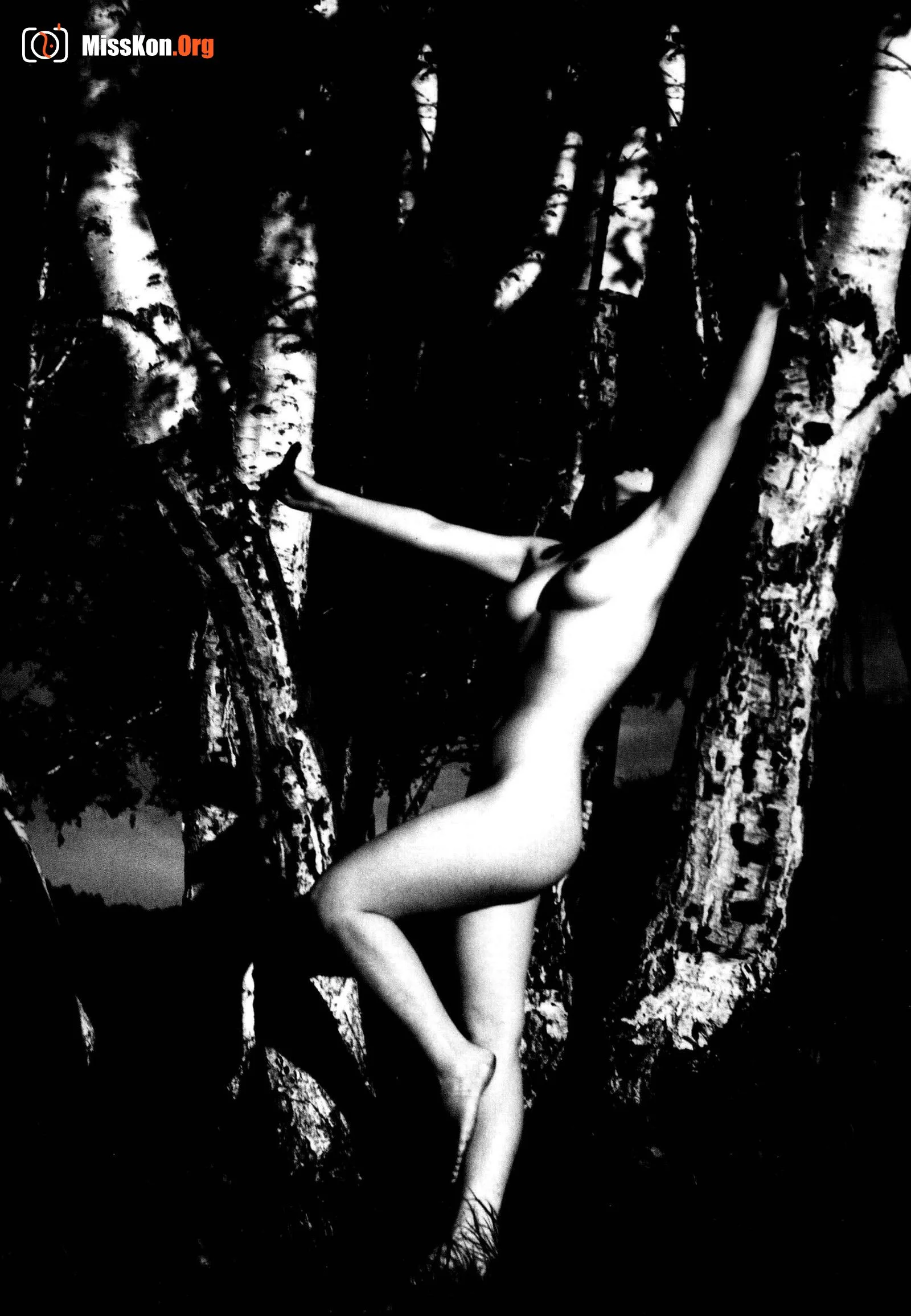 White as snow, black and white human body photography art - Photo 14