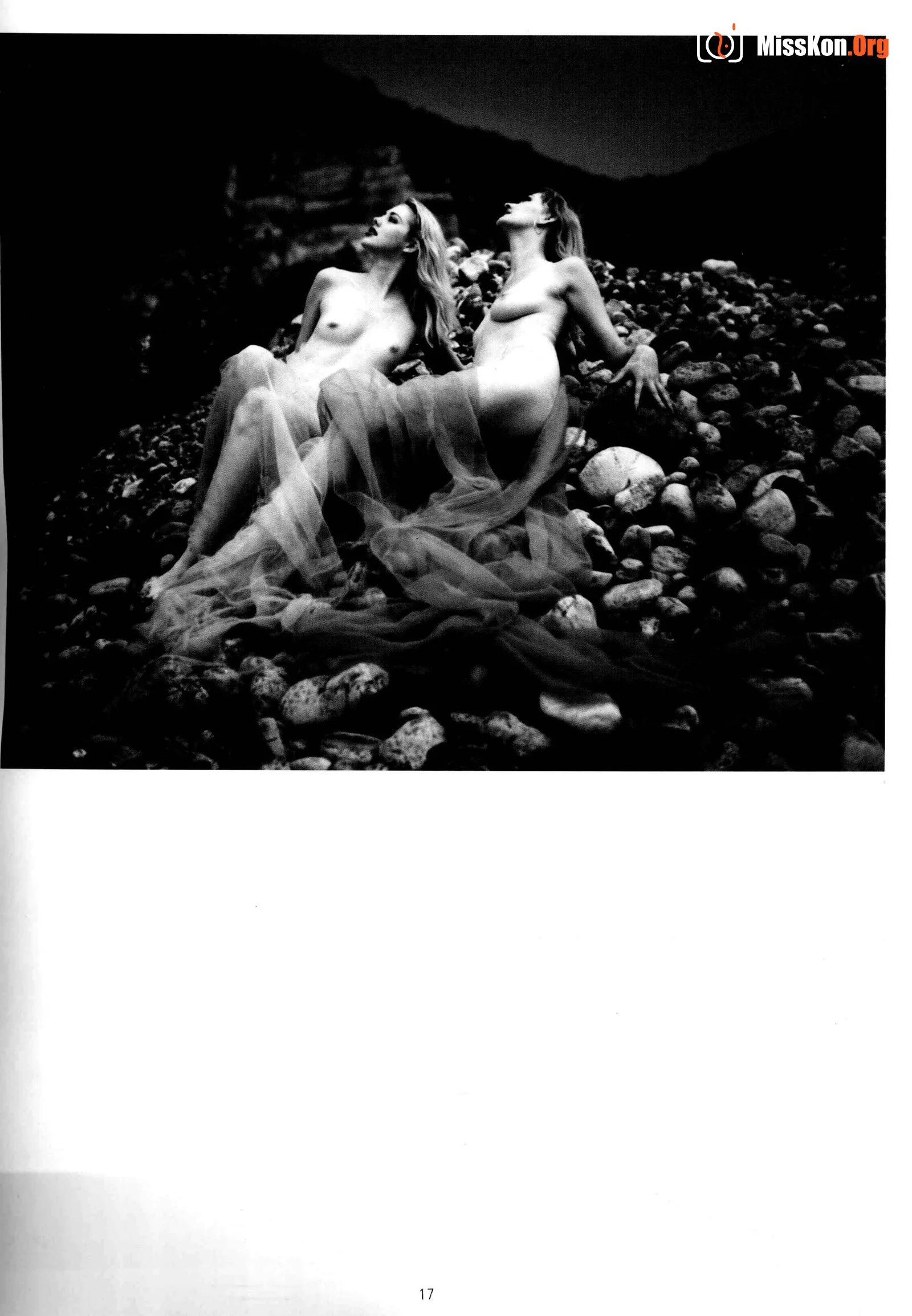 White as snow, black and white human body photography art - Photo 20