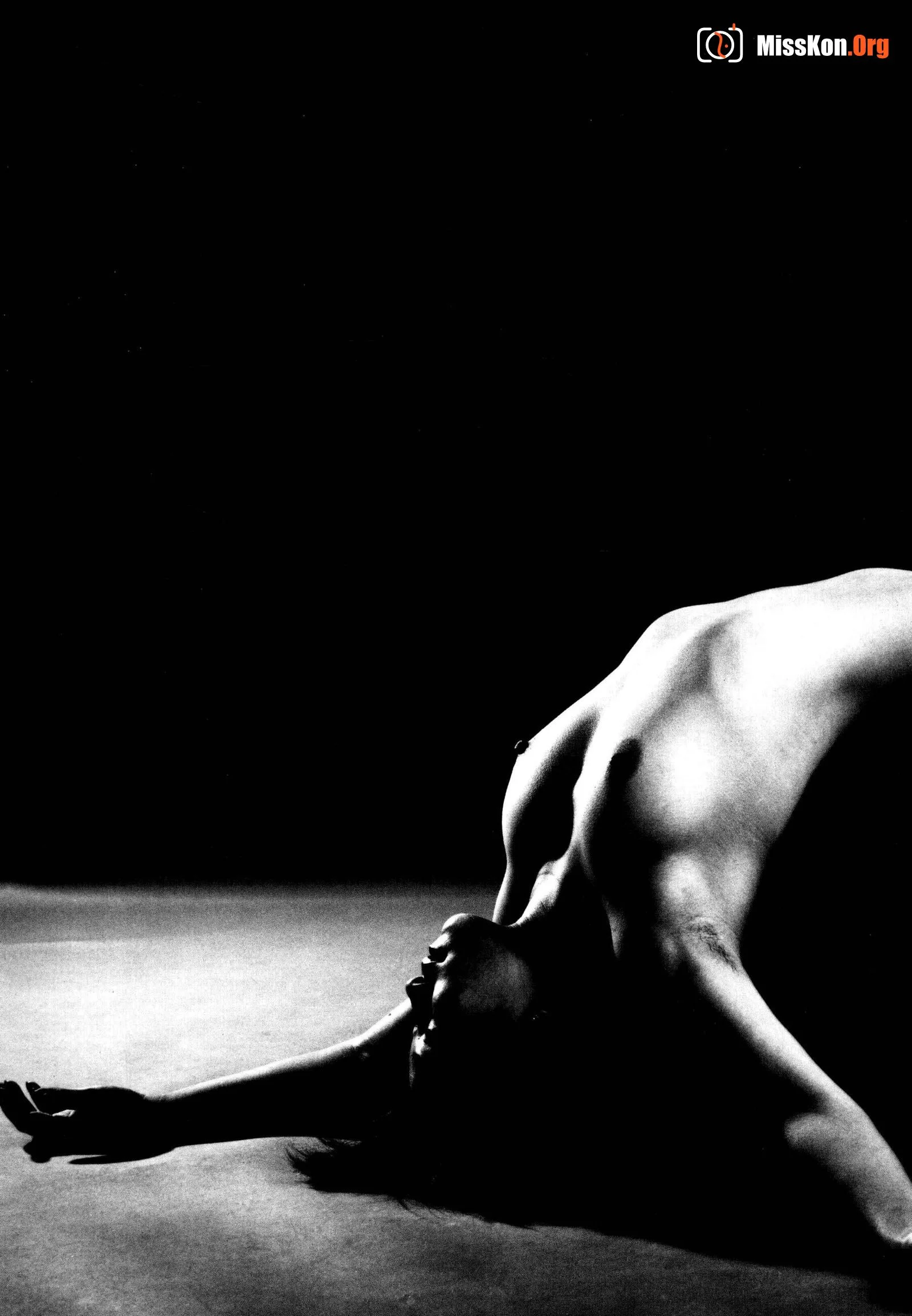 White as snow, black and white human body photography art - Photo 7