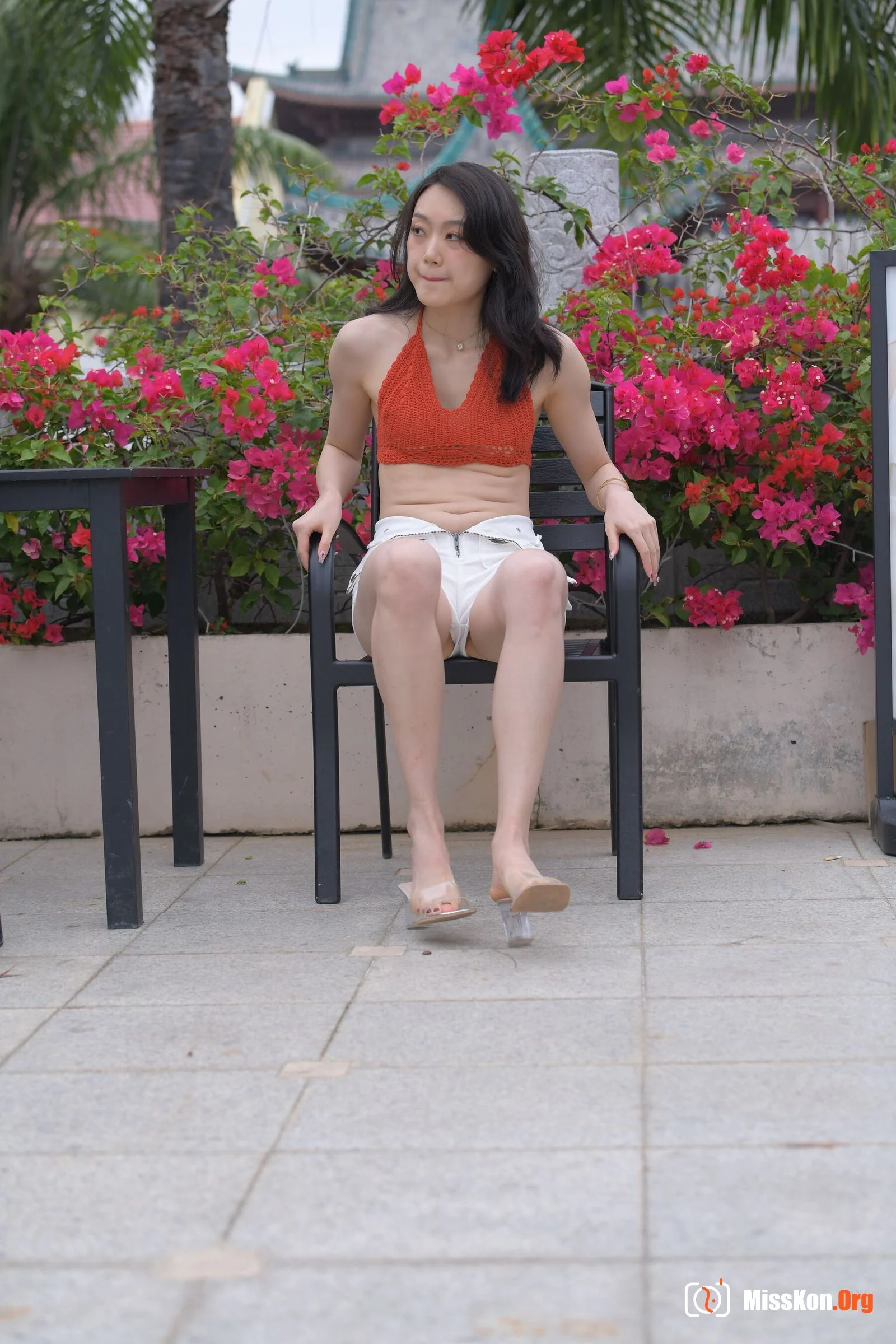 White hot pants beauty (Magic Mirror Street Photography: The Beginning) - Photo 3