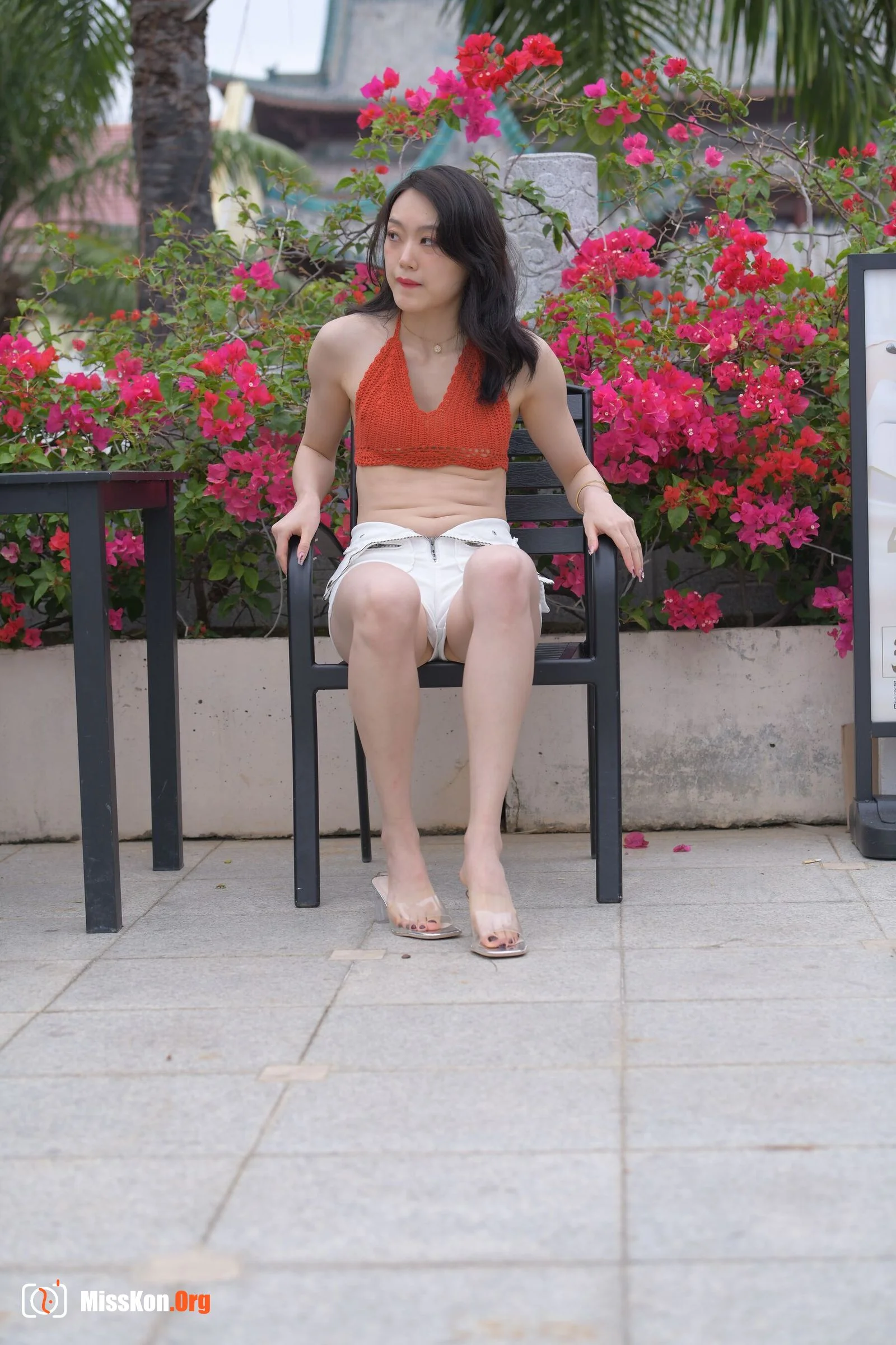 White hot pants beauty (Magic Mirror Street Photography: The Beginning) - Photo 4
