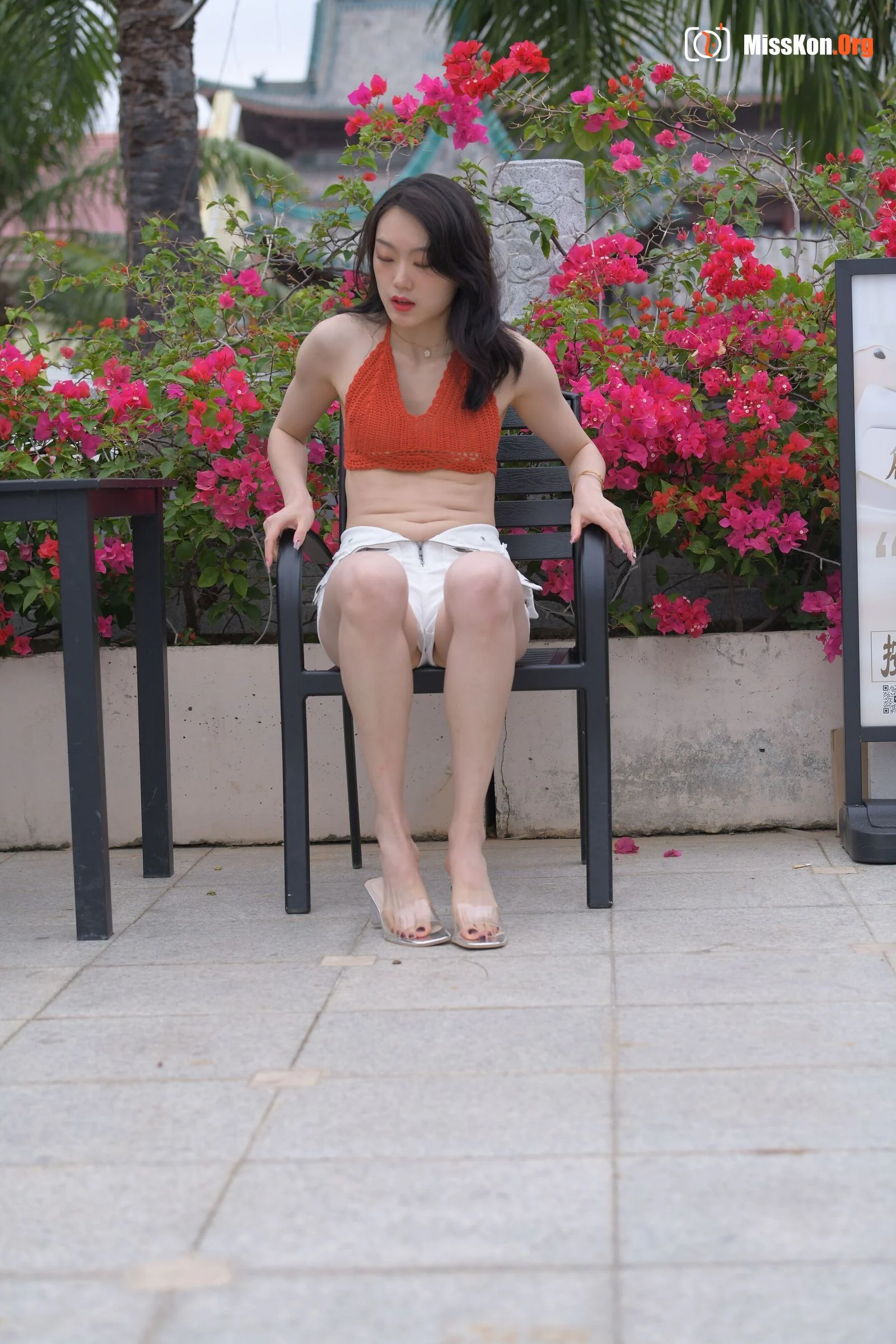 White hot pants beauty (Magic Mirror Street Photography: The Beginning) - Photo 5