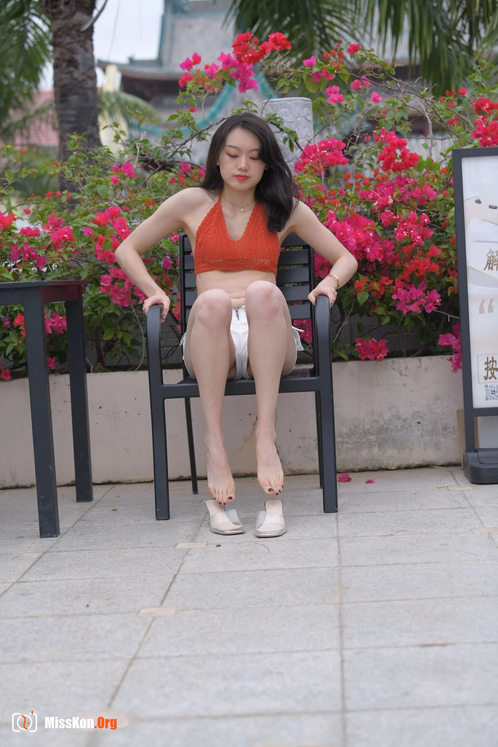 White hot pants beauty (Magic Mirror Street Photography: The Beginning) - Photo 9