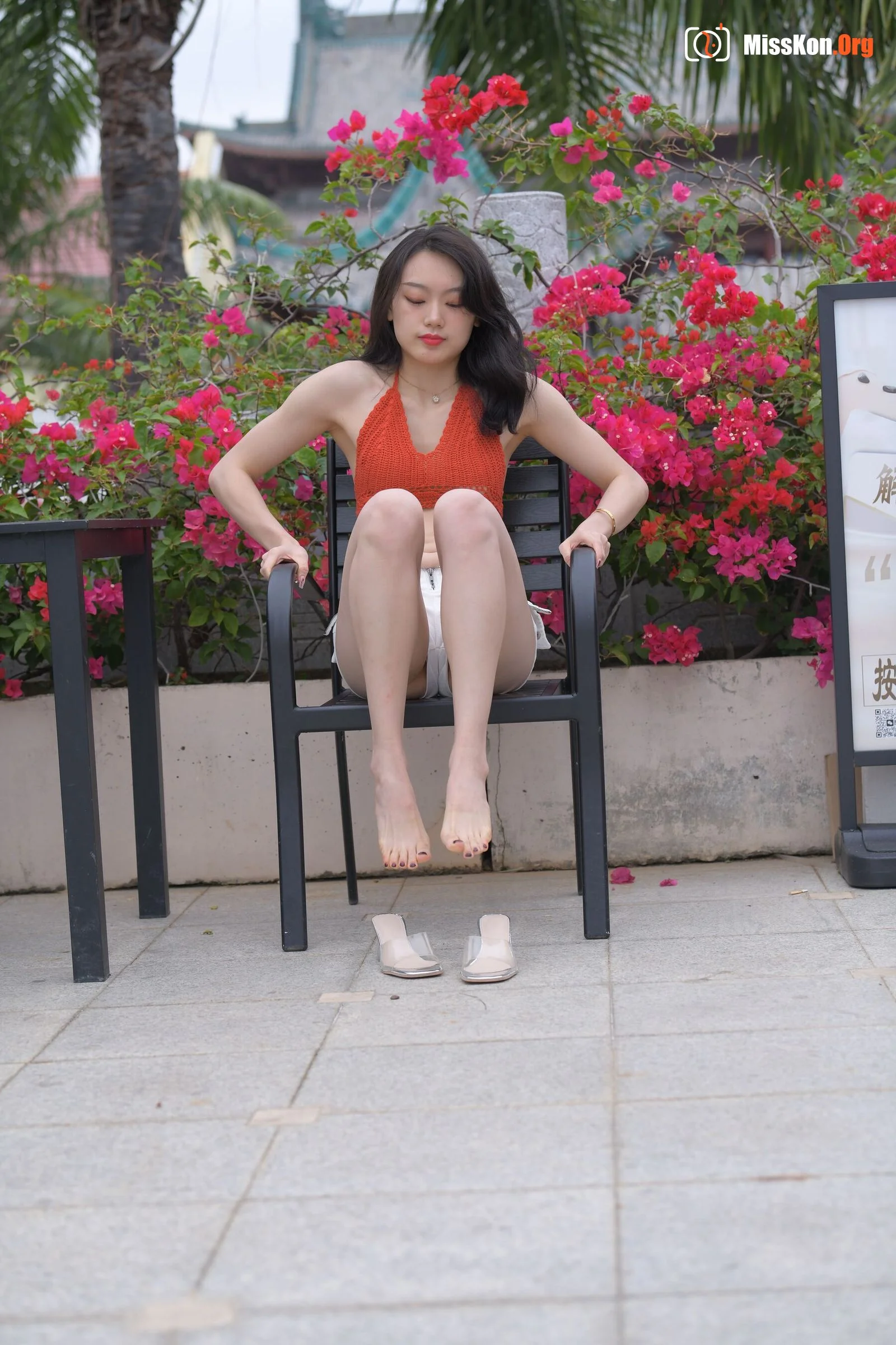 White hot pants beauty (Magic Mirror Street Photography: The Beginning) - Photo 10