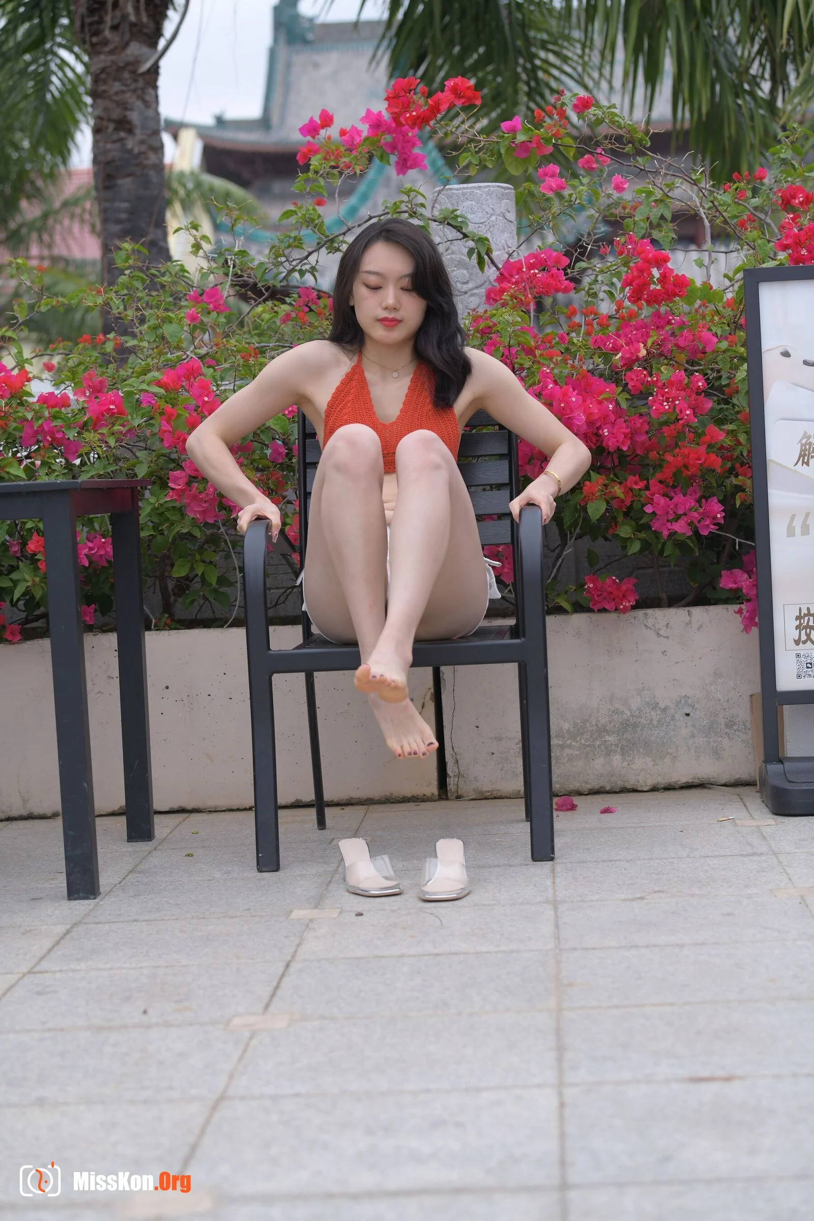 White hot pants beauty (Magic Mirror Street Photography: The Beginning) - Photo 11