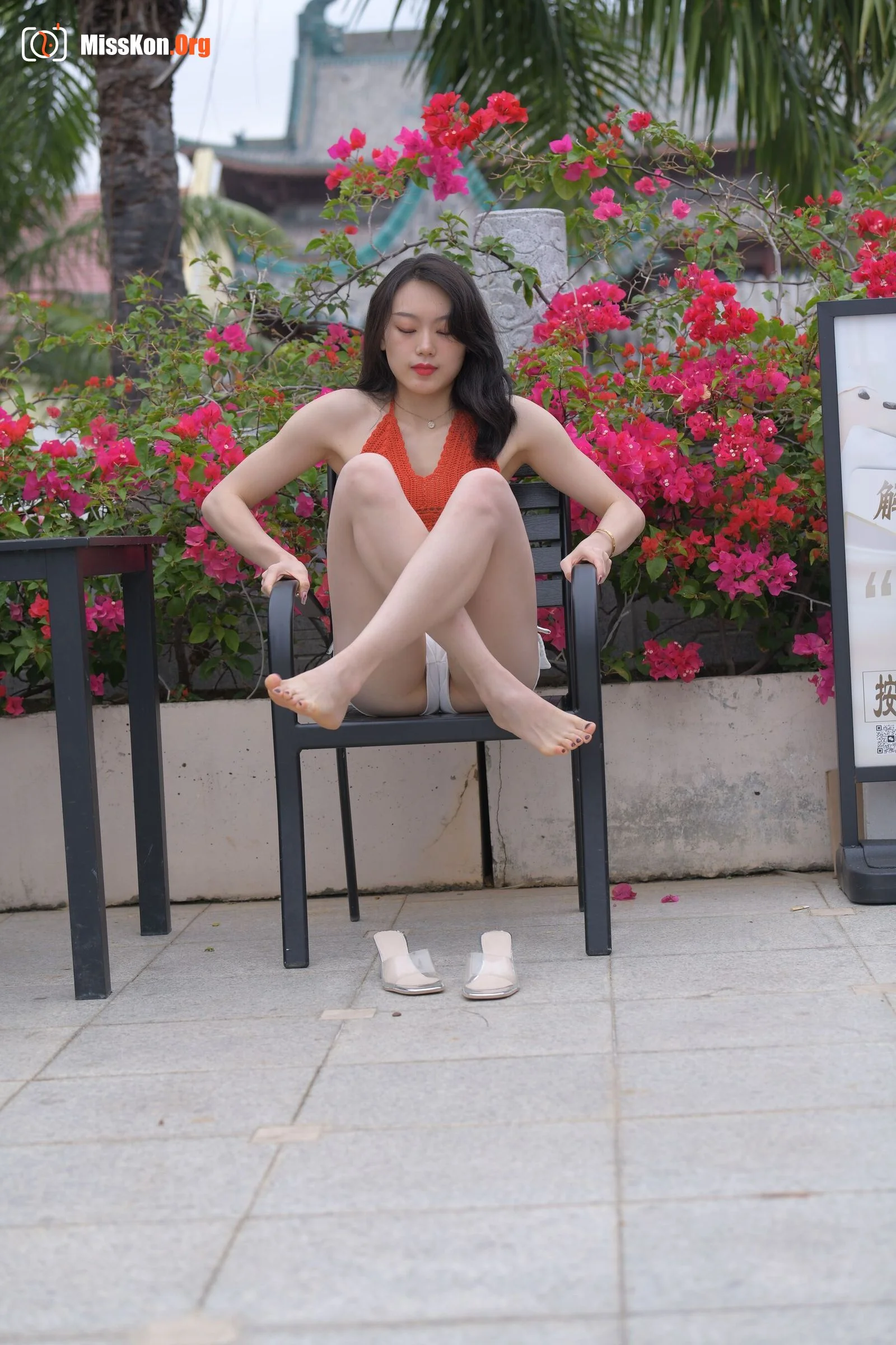 White hot pants beauty (Magic Mirror Street Photography: The Beginning) - Photo 13