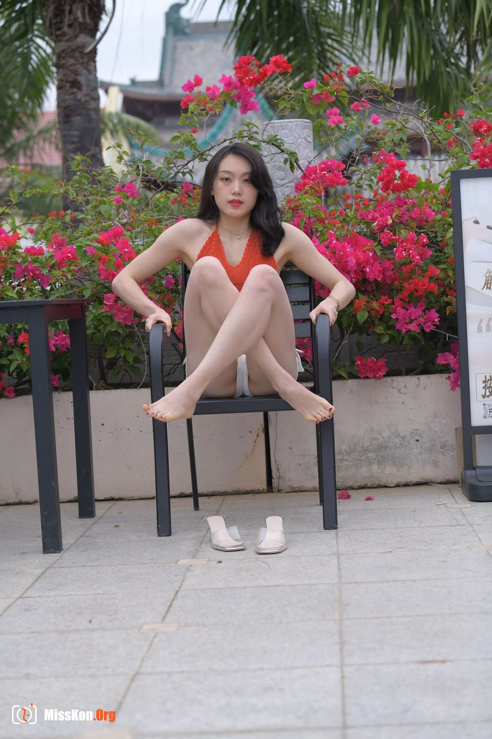 White hot pants beauty (Magic Mirror Street Photography: The Beginning) - Photo 15