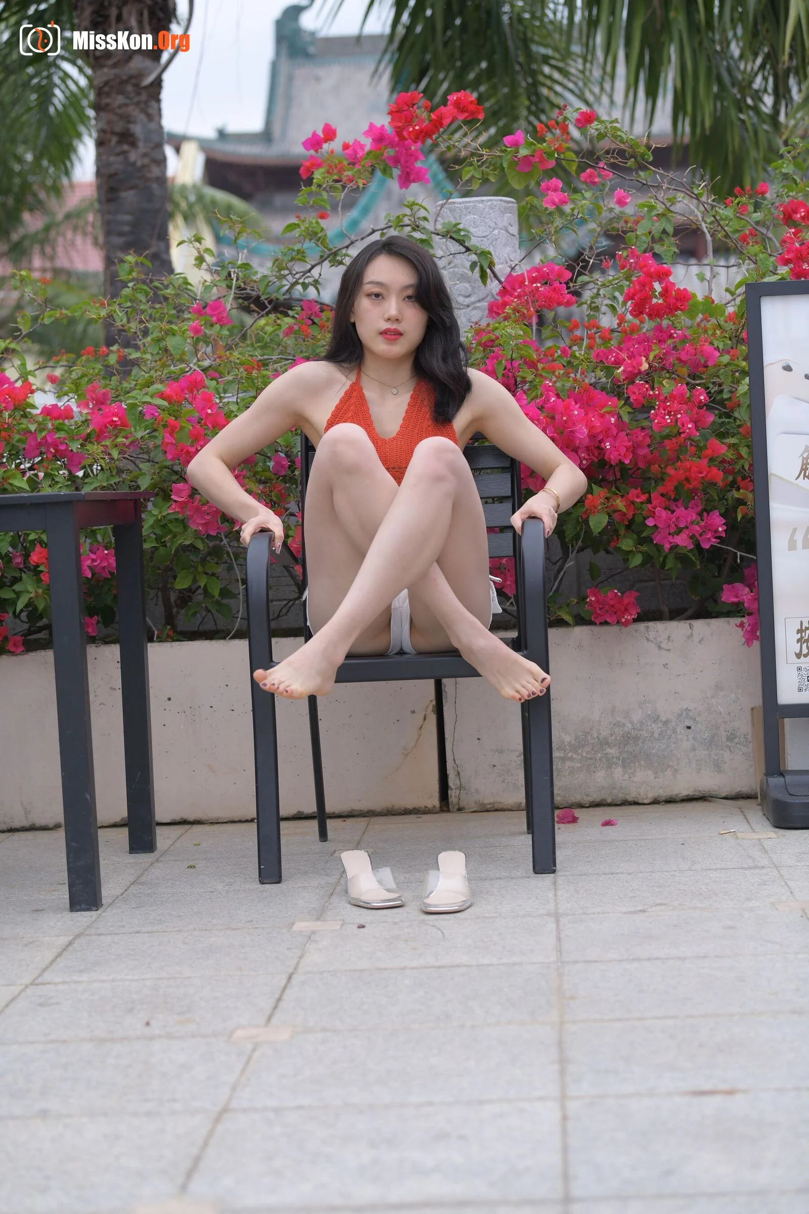 White hot pants beauty (Magic Mirror Street Photography: The Beginning) - Photo 16