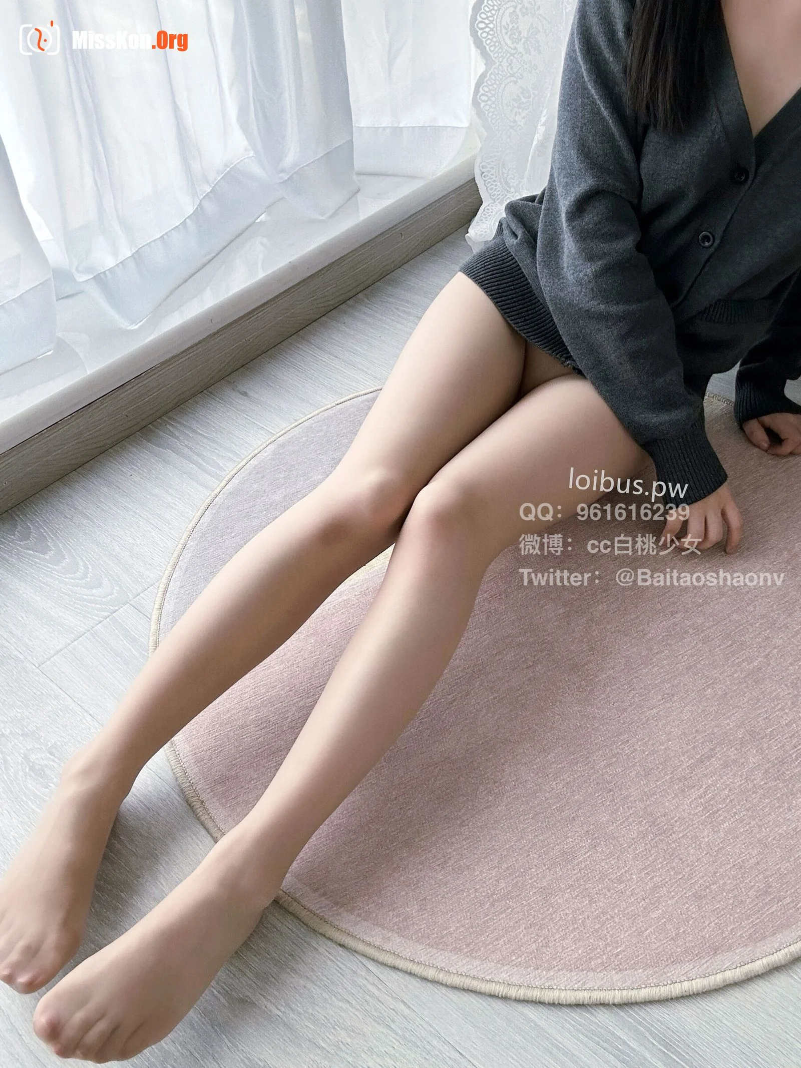 White peach girl: Gray sweater - Photo 20