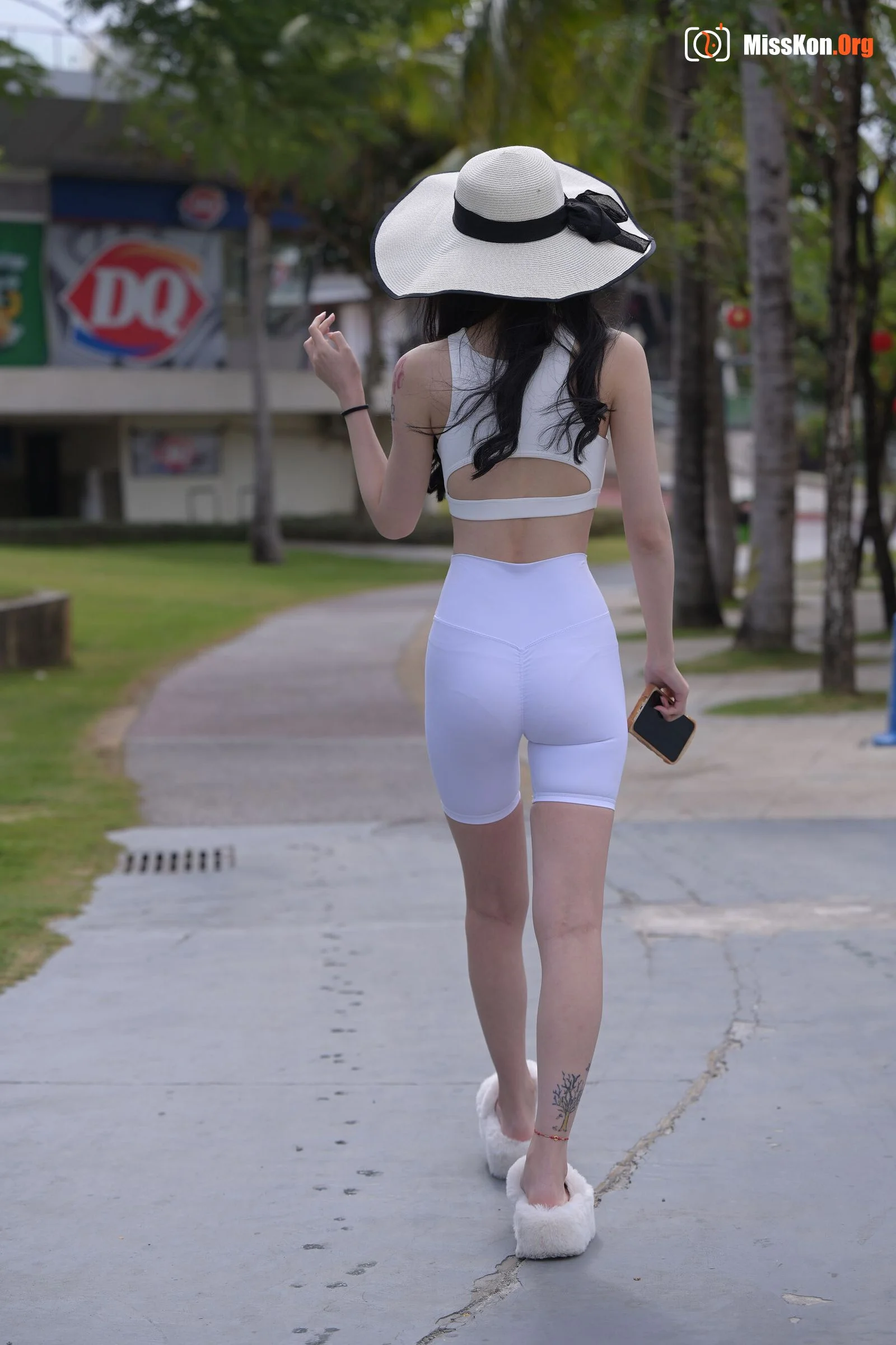 White shorts beauty (Magic Mirror Street Photography: Don’t Eat Eggs) - Photo 19