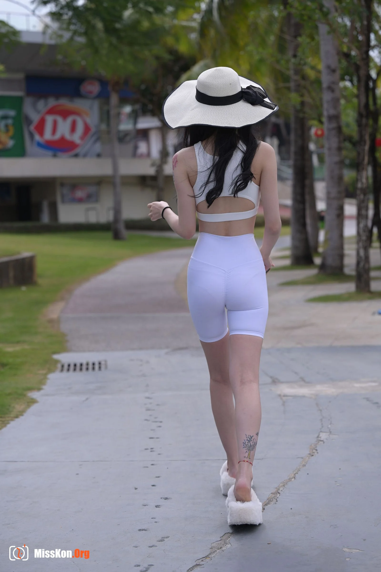 White shorts beauty (Magic Mirror Street Photography: Don’t Eat Eggs) - Photo 20