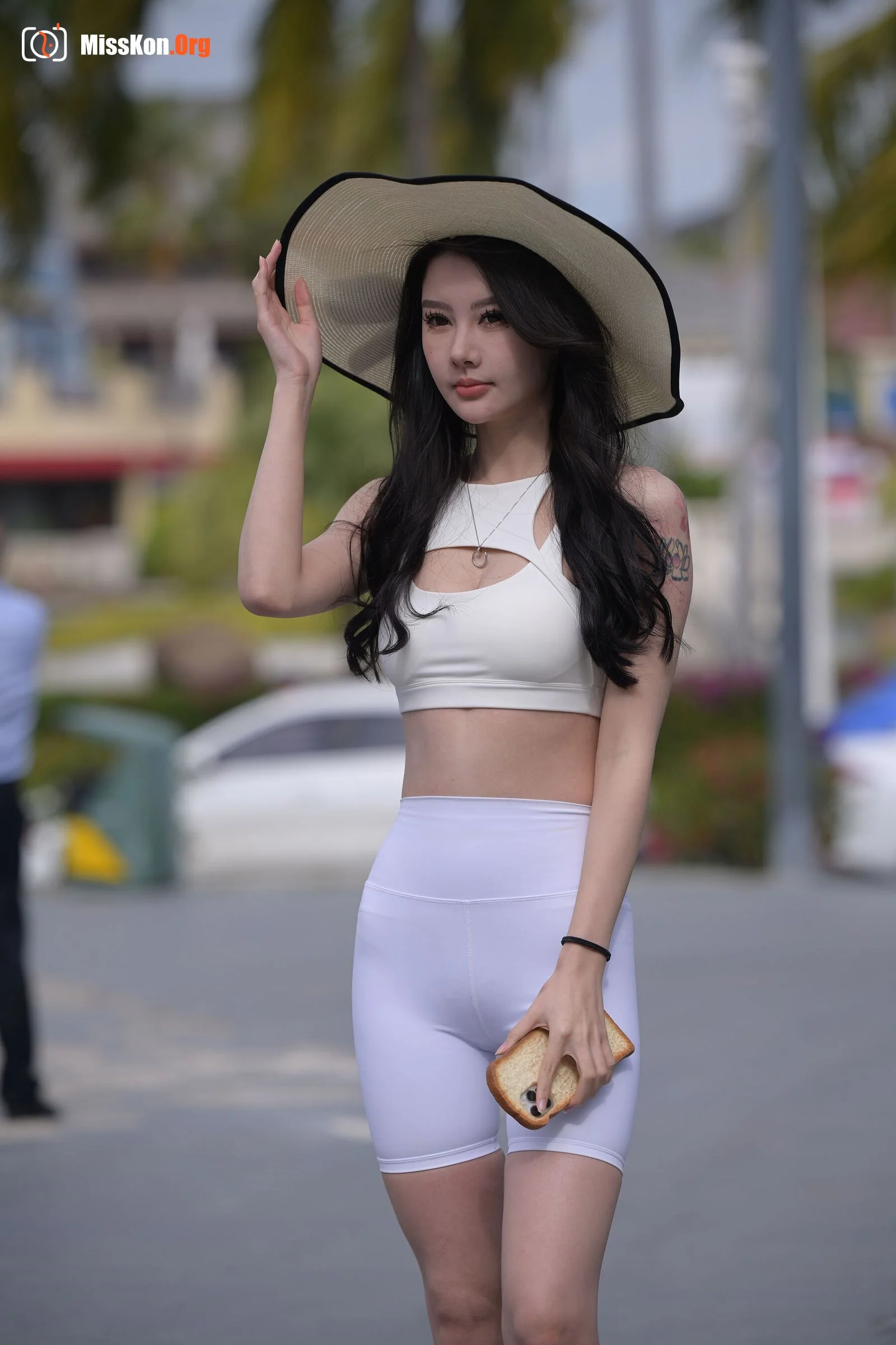White shorts beauty (Magic Mirror Street Photography: Don’t Eat Eggs) - Photo 4