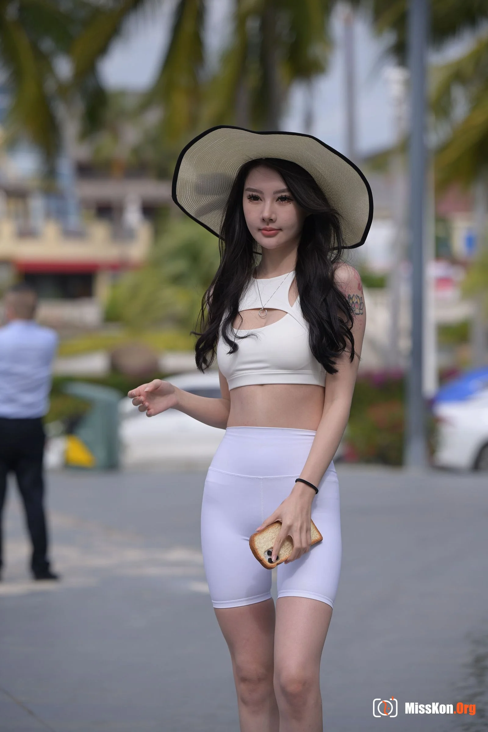 White shorts beauty (Magic Mirror Street Photography: Don’t Eat Eggs) - Photo 5