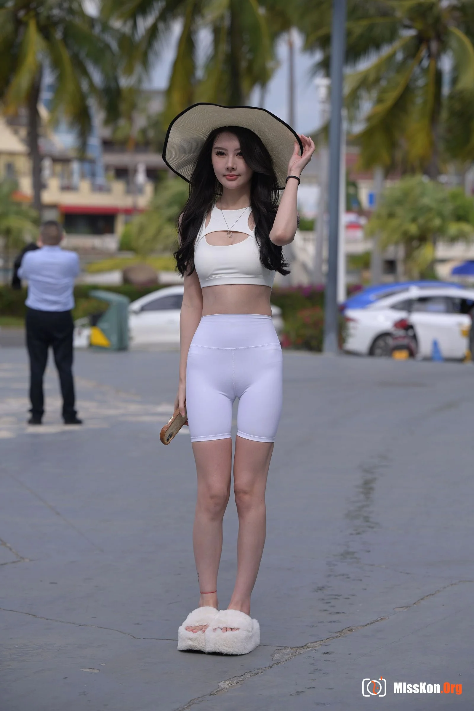 White shorts beauty (Magic Mirror Street Photography: Don’t Eat Eggs) - Photo 6