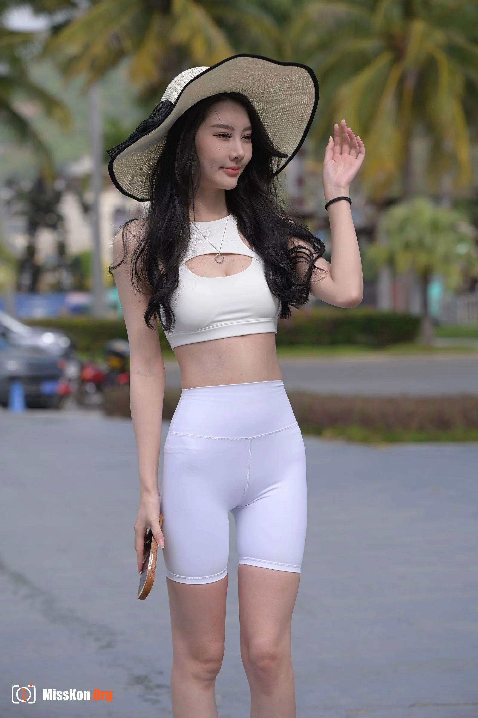 White shorts beauty (Magic Mirror Street Photography: Don’t Eat Eggs) - Photo 9