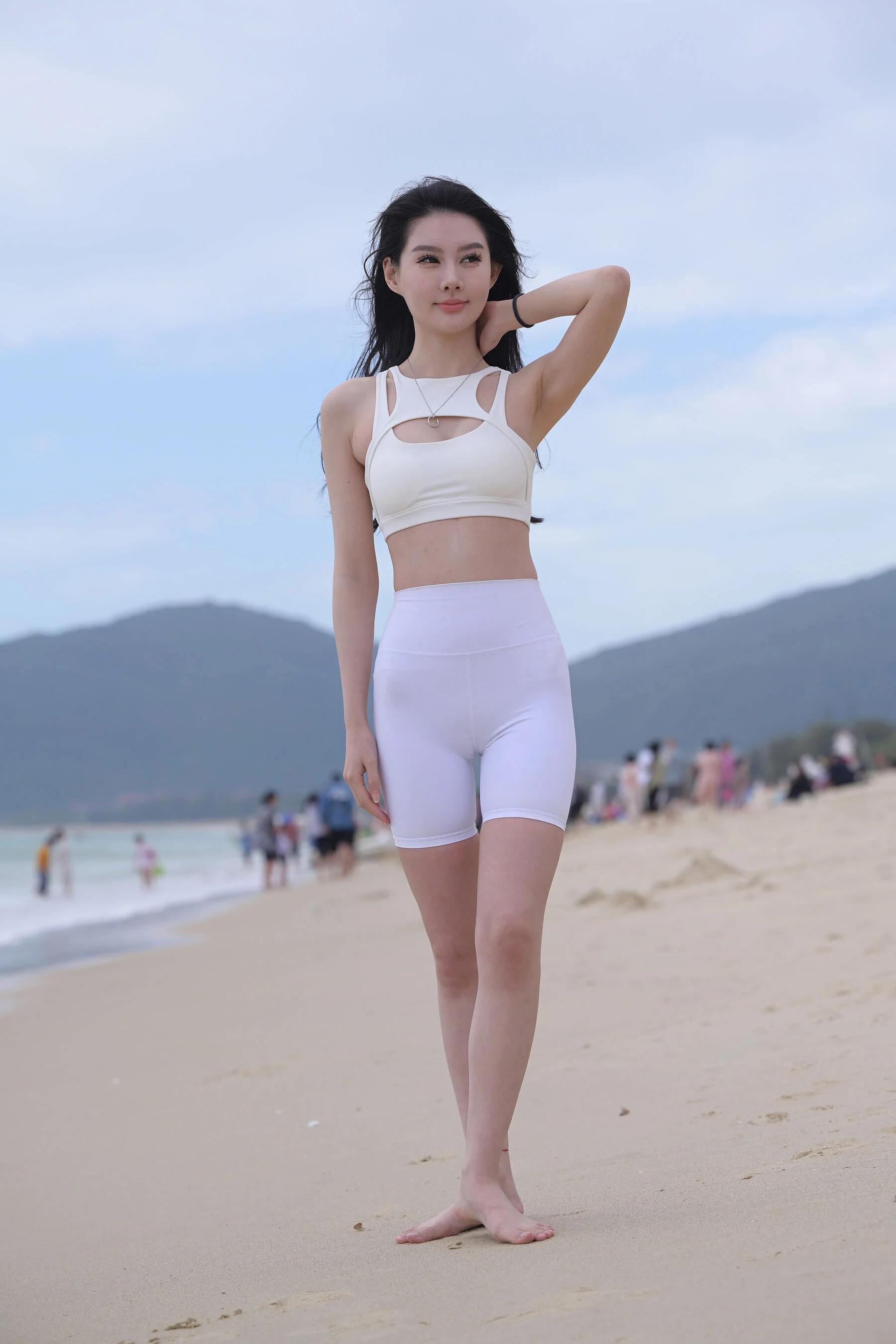 White shorts beauty (Magic Mirror Street Photography: Don’t Eat Eggs)
